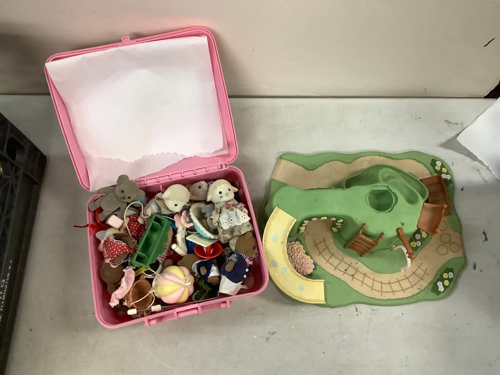 Lunch Box Full of Calico Critters and Playground: Lunch Box Full of Calico Critters and Playground