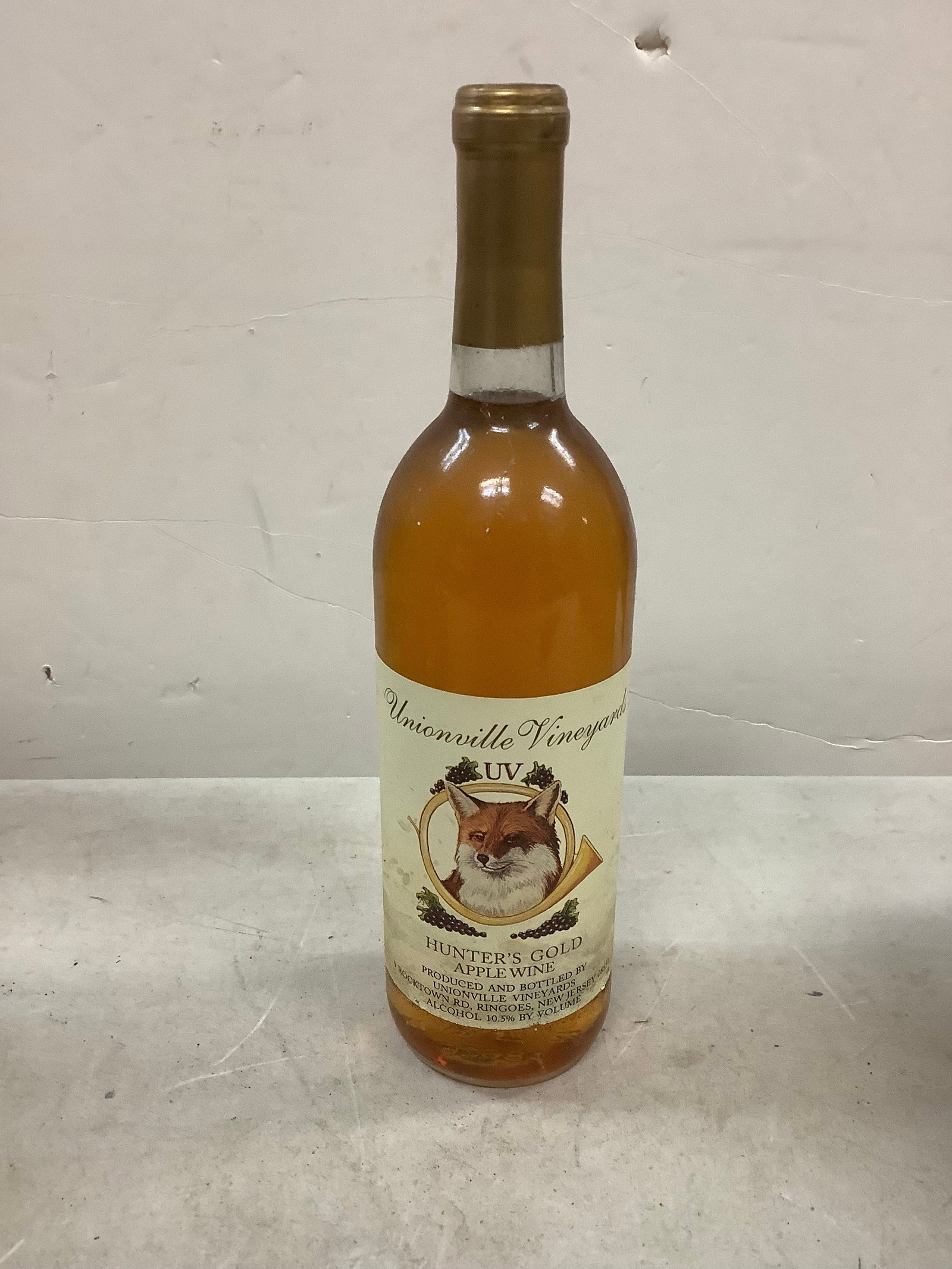Sealed Unionville Vineyards Hunters Gold Apple Wine: Any contents in bottle is Free; You are bidding on the bottle & unbroken tax stamp