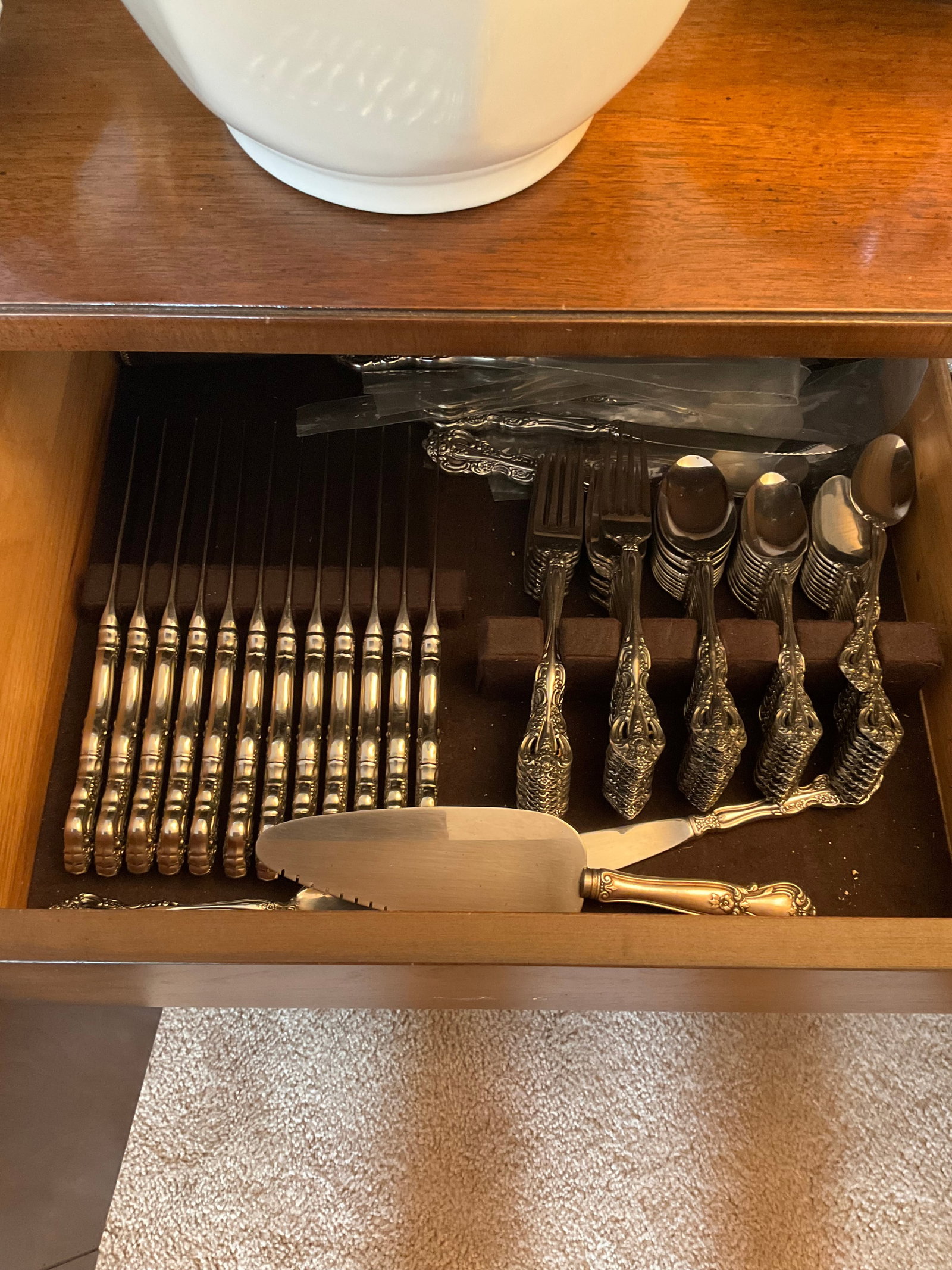 Oneida serivce of 12 silverwear set: Oneida serivce of 12 silverwear set