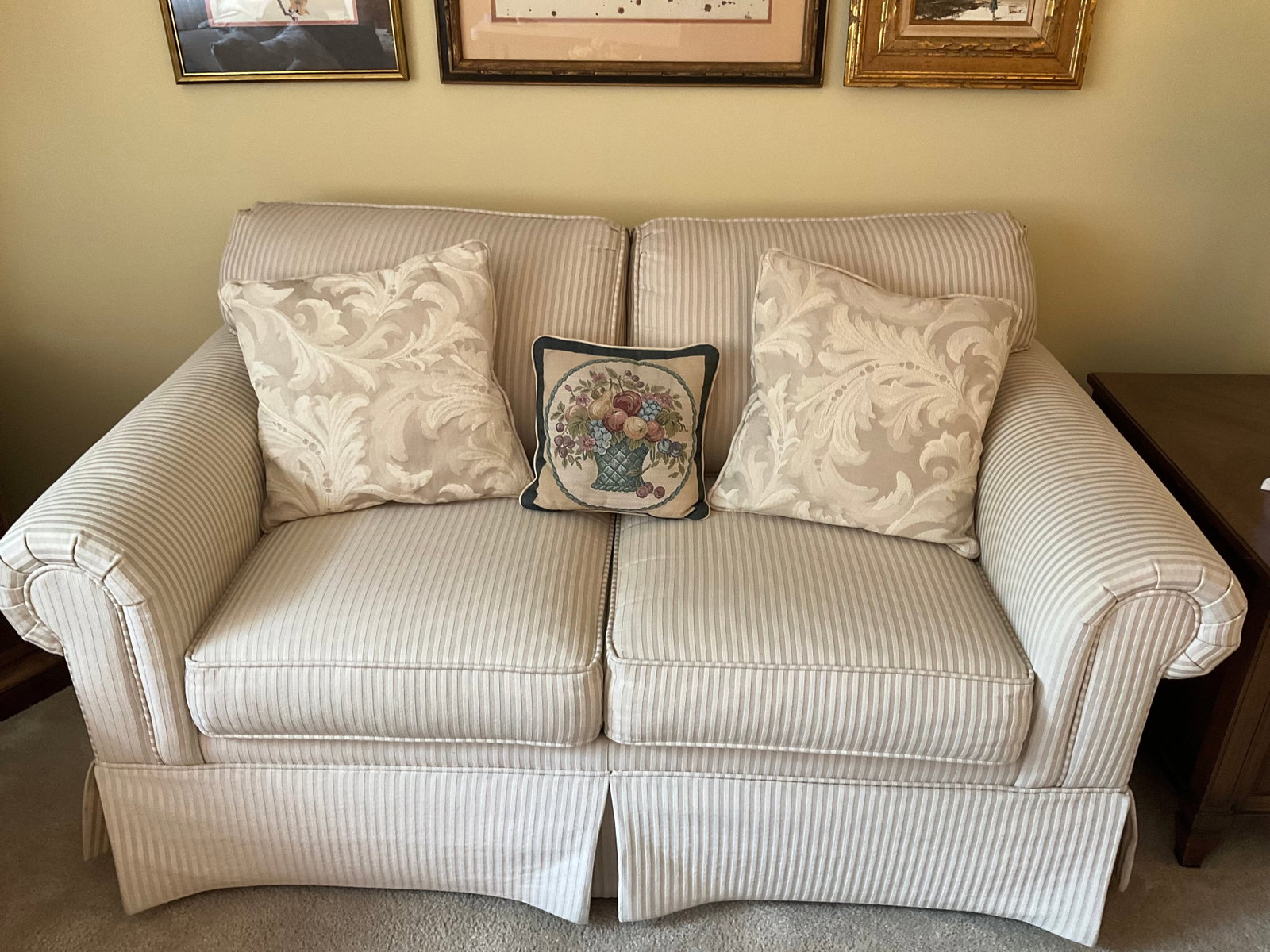 Rowe loveseat great condition 34x34x60: Rowe loveseat great condition 34x34x60