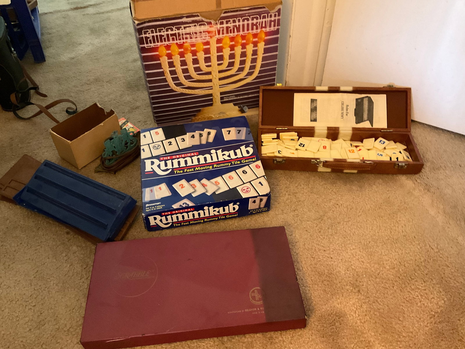 lot of vintage games, eletric menorah and more: lot of vintage games, eletric menorah and more