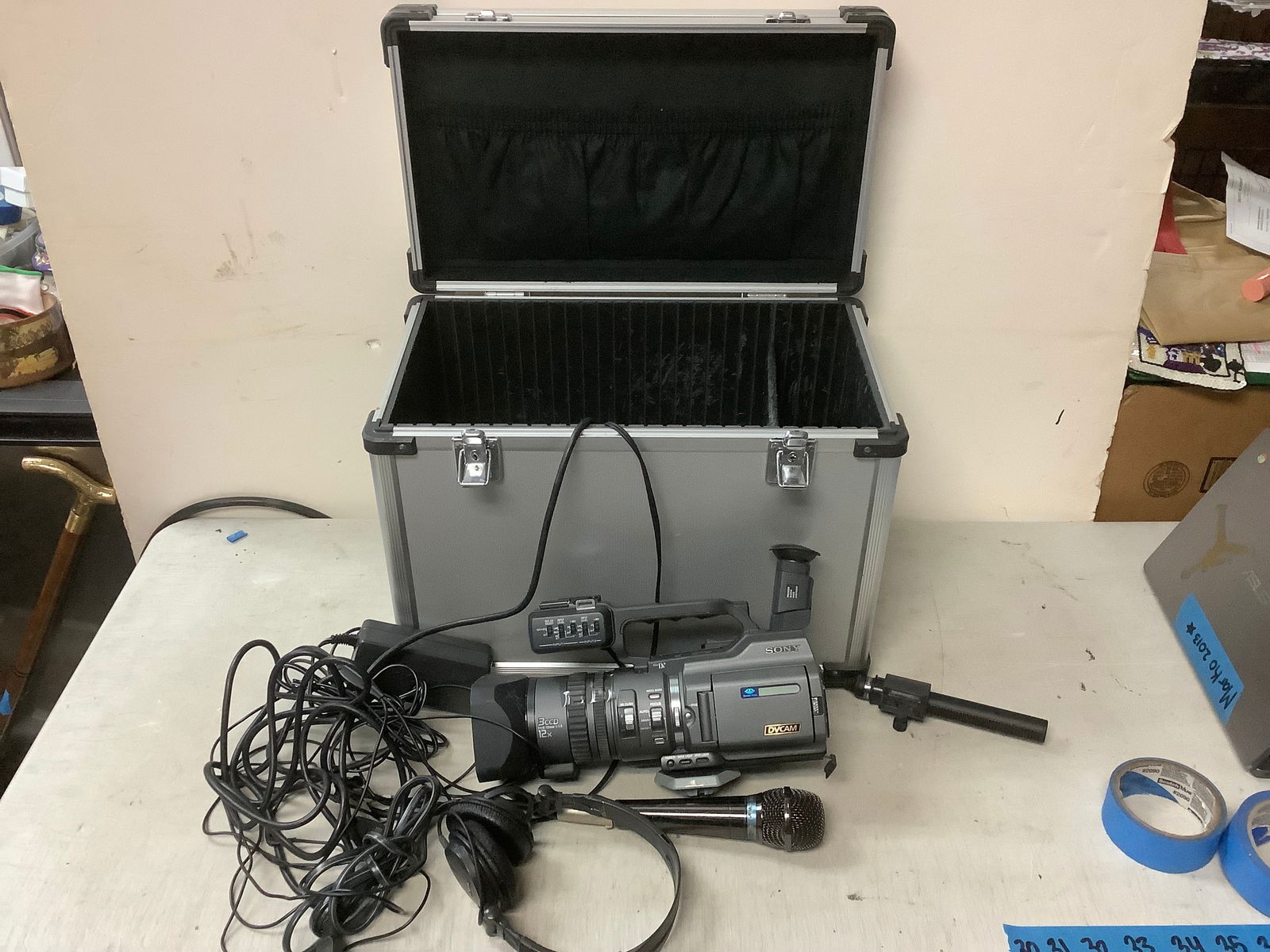 Sony DVCam 3CCD Movie Camera, Accessories and Case (1 of 1)