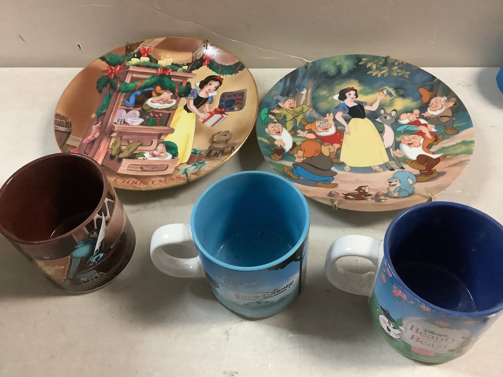 Lot of disney mugs and plates: Lot of disney mugs and plates