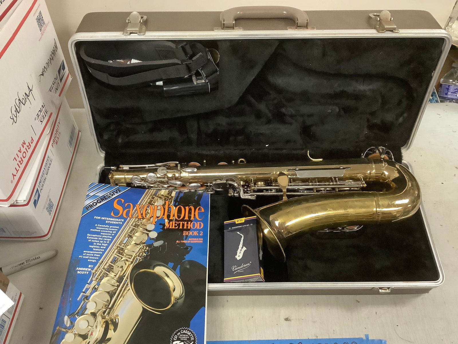 Buescher Aristocrat 200 Saxophone in Case, Saxophone Method Book 2 and 10- Saxophone Alto Vandoren (1 of 1)