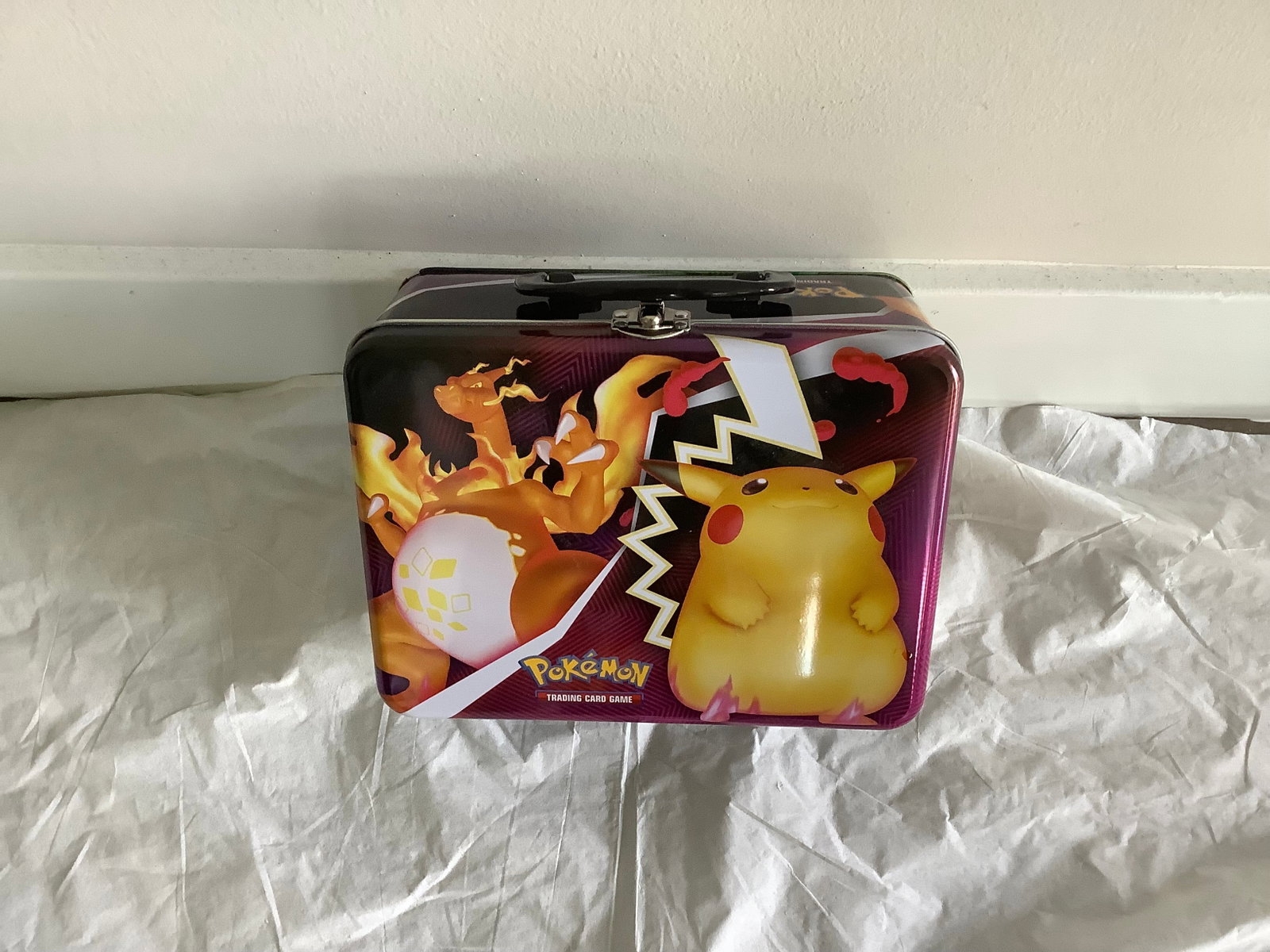 Lot of Pokemon lunch box with cards inside from sword and shield generation: Lot of Pokemon lunch box with cards inside from sword and shield generation