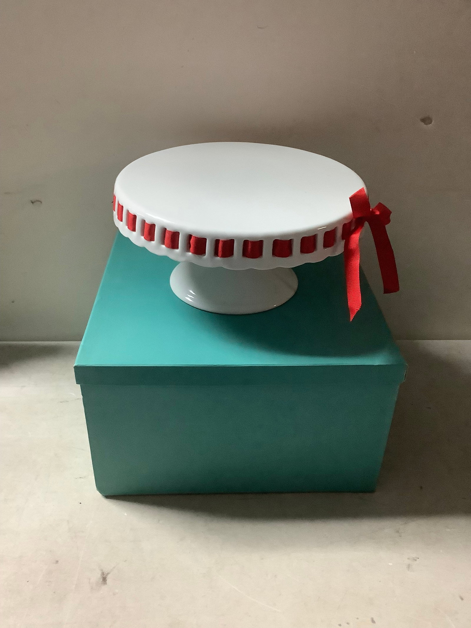 Burton & Burton cake plate: Burton & Burton cake plate