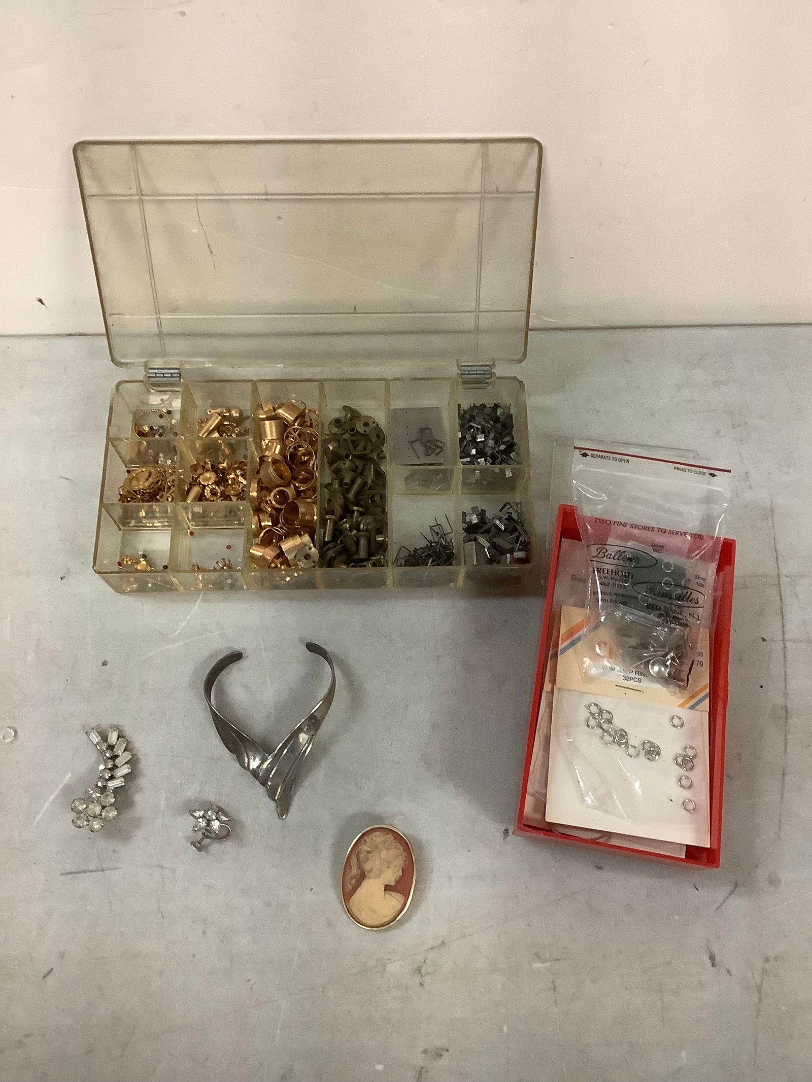 Jewelry making kits and costume jewelry (1 of 1)