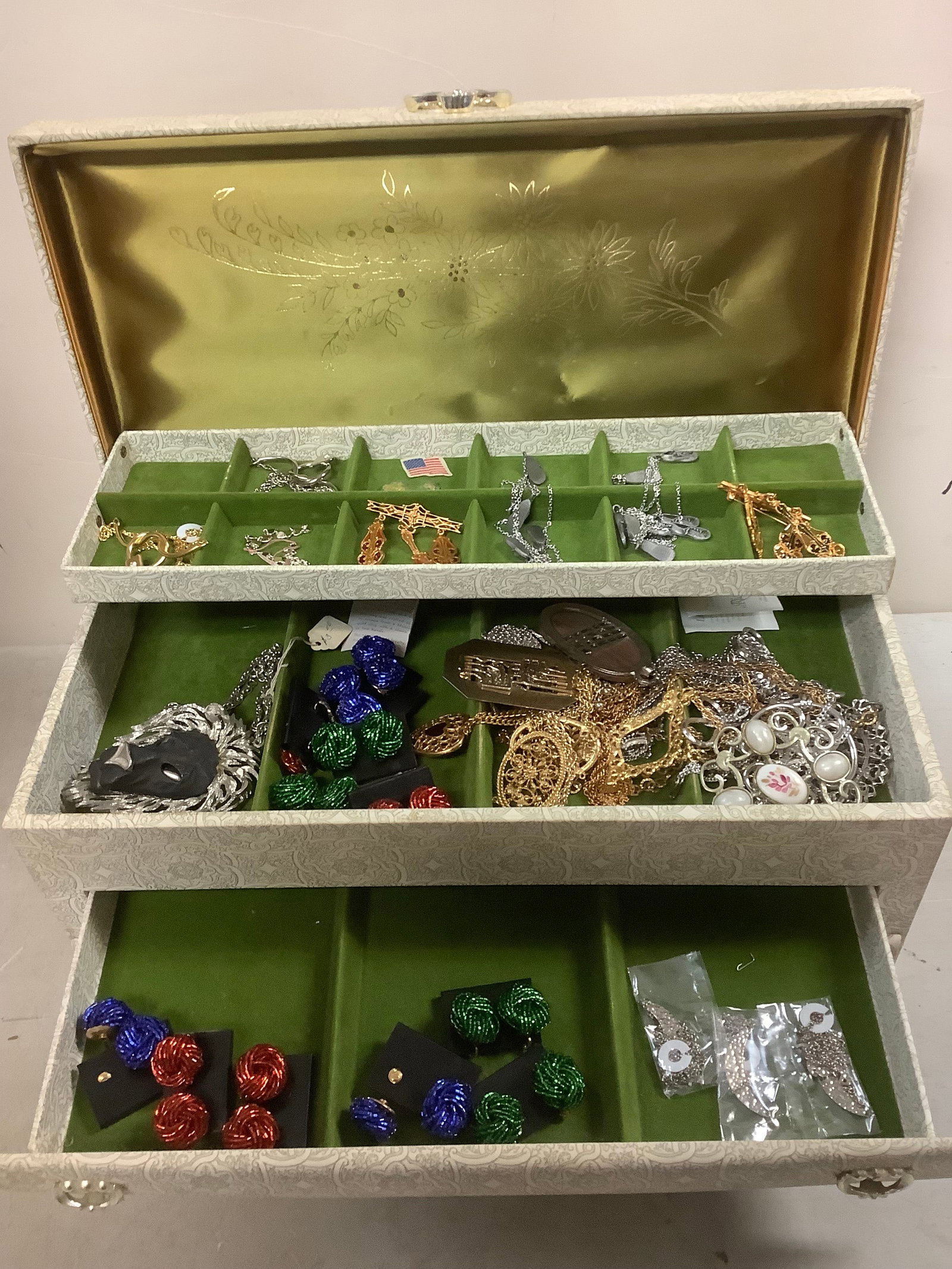 Lot of assorted costume jewelry in jewelry box: Lot of assorted costume jewelry in jewelry box