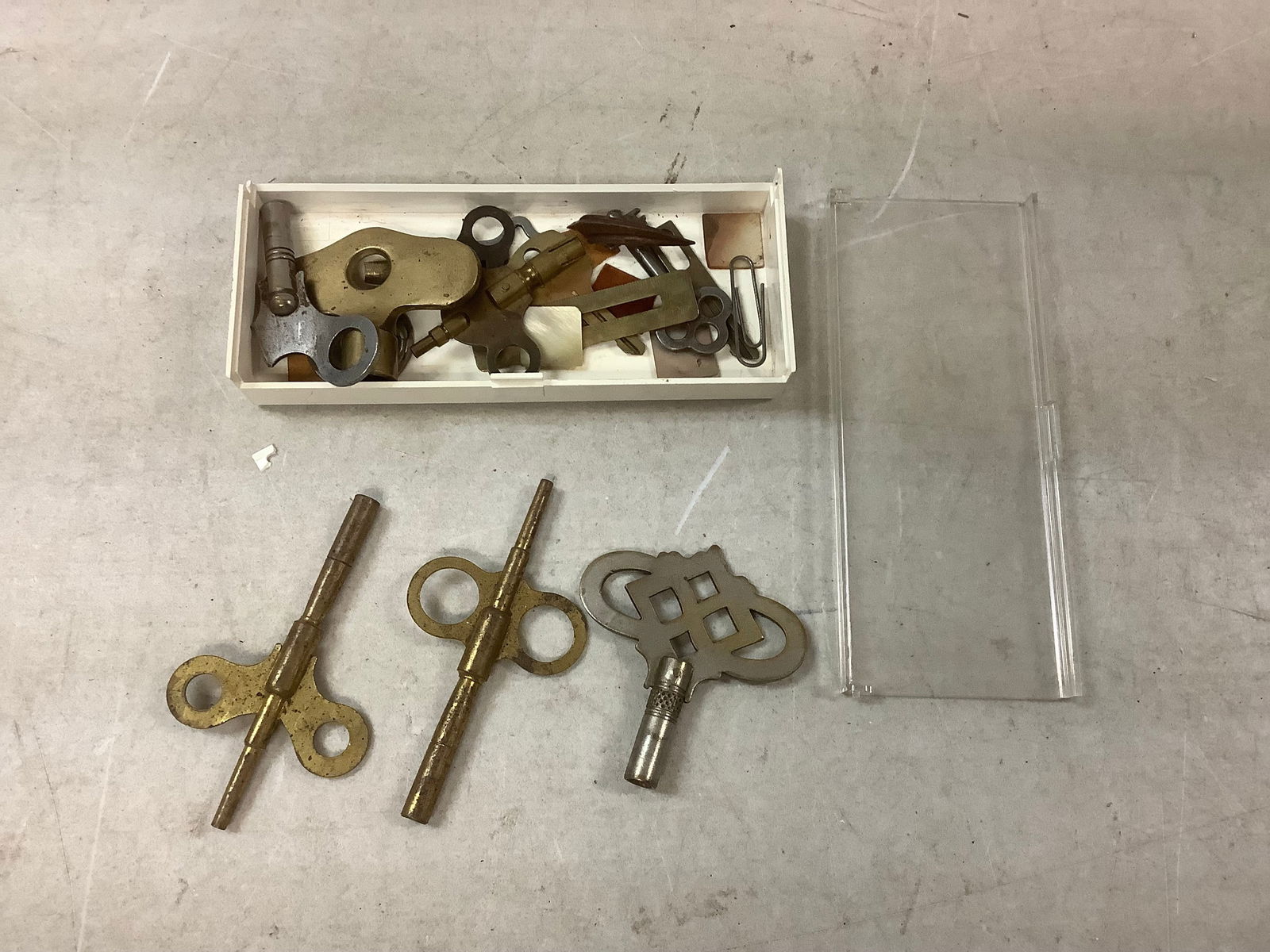 Lot of assorted vintage keys (1 of 1)