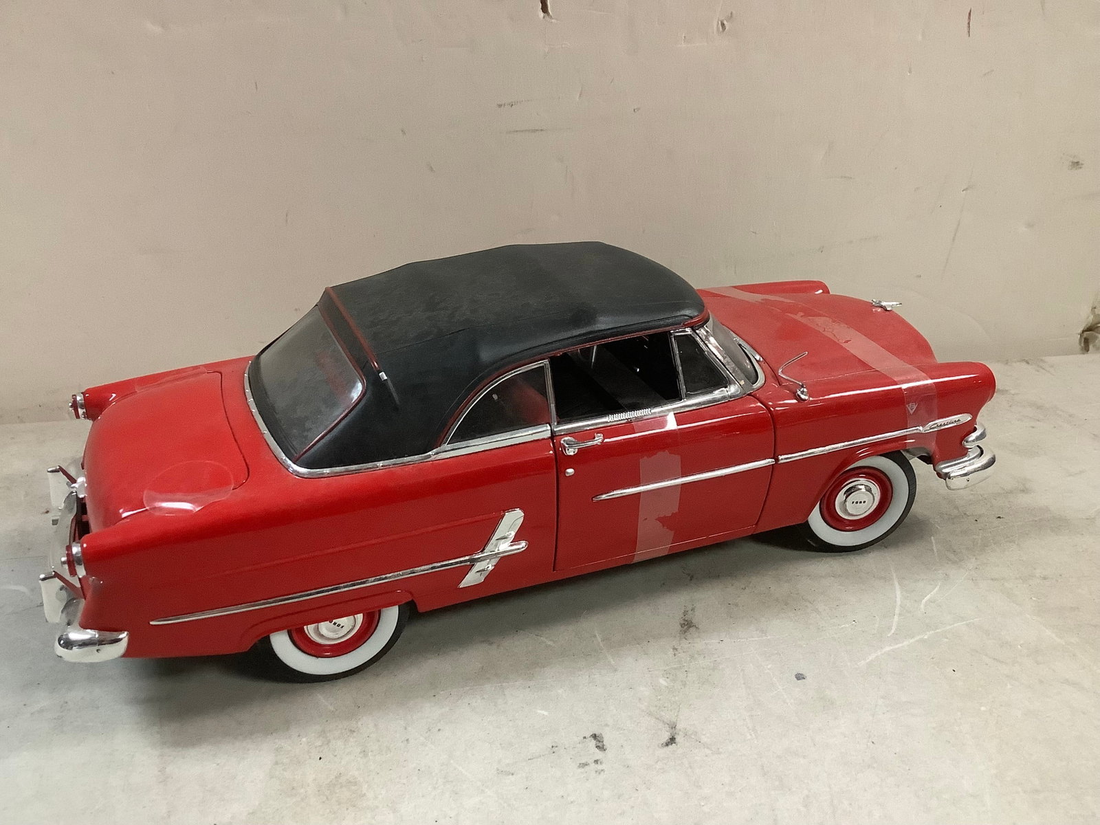 Welly 1953 ford crestline sunliner model red: Welly 1953 ford crestline sunliner model red