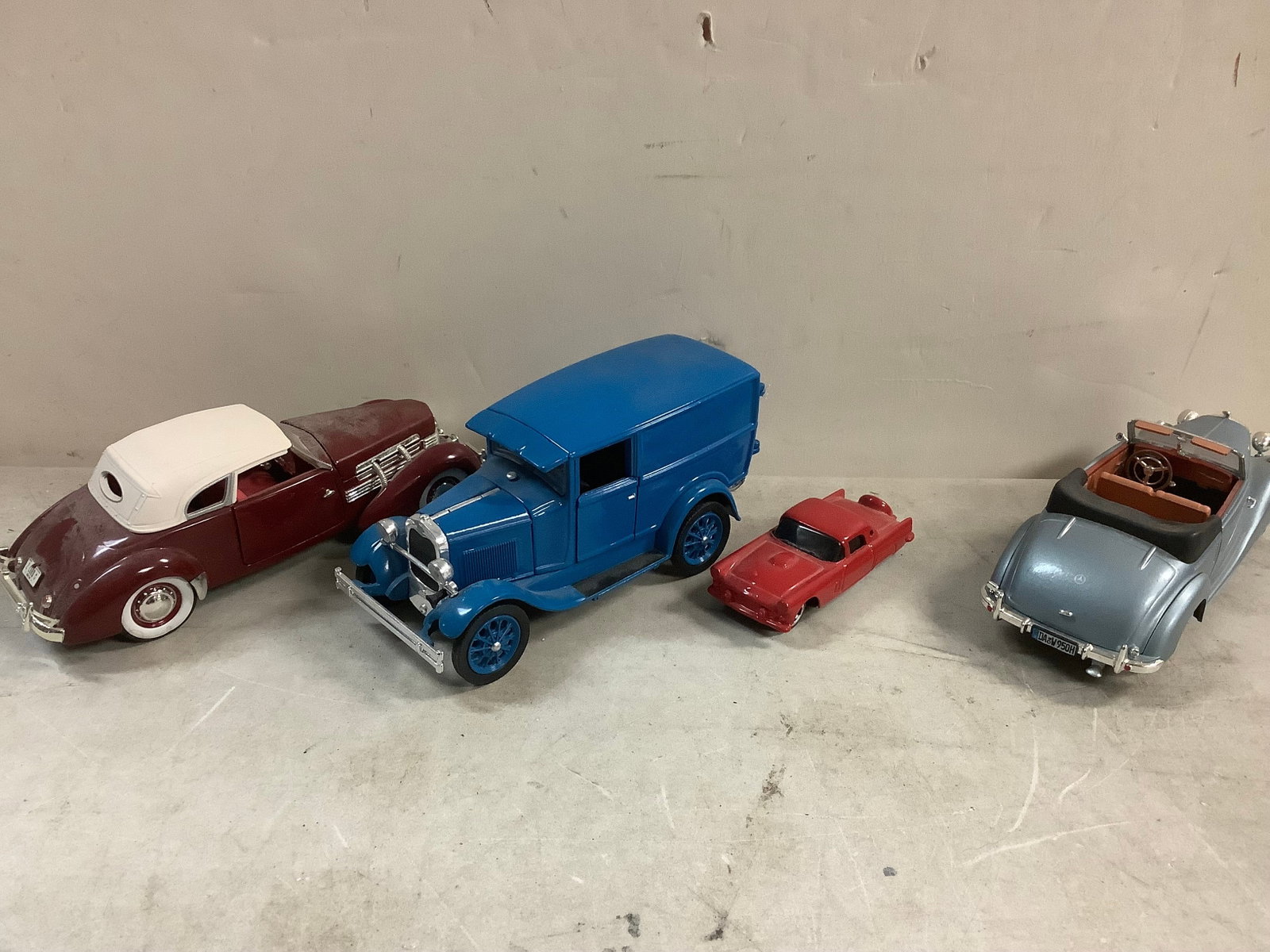 Lot of mini collectoble model cars(mercedes, ford, and more): Lot of mini collectoble model cars(mercedes, ford, and more)