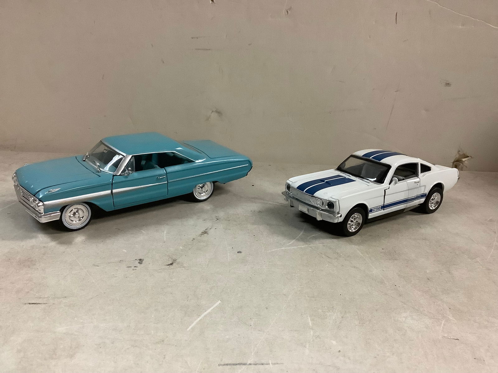 Lot of collectible car models (Ford galaxie and speedy power popak) (1 of 1)