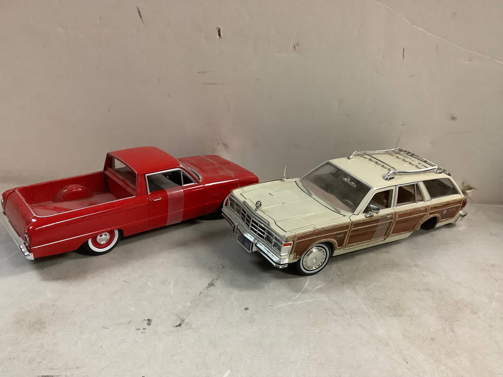 Lot of model collectible cars(Motor max 1979 chrysler and 1960 ford ranchero ): Lot of model collectible cars(Motor max 1979 chrysler and 1960 ford ranchero )