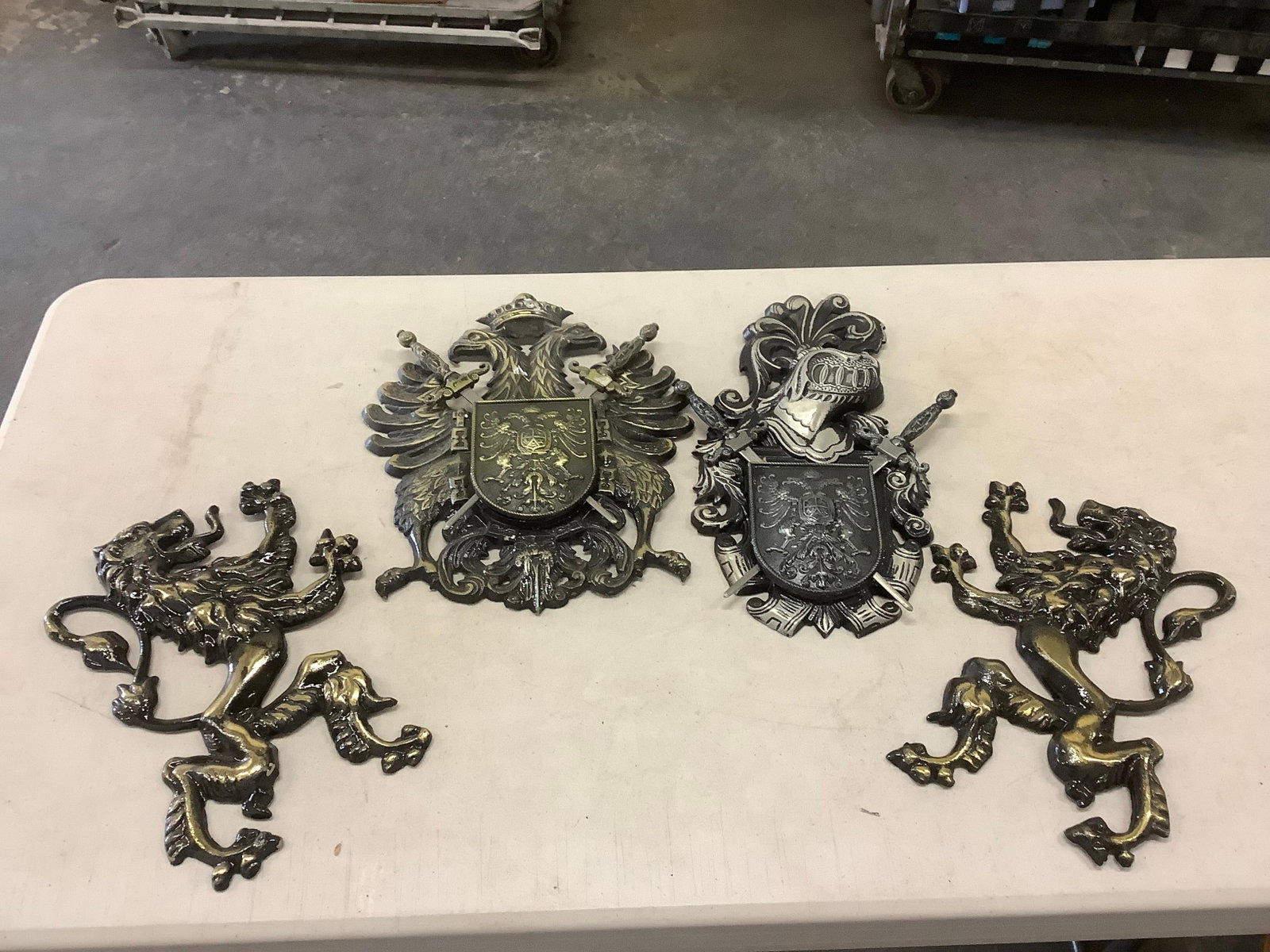 Japenese Style Decor - 3 Crests and 2 Lions: Japenese Style Decor - 3 Crests and 2 Lions