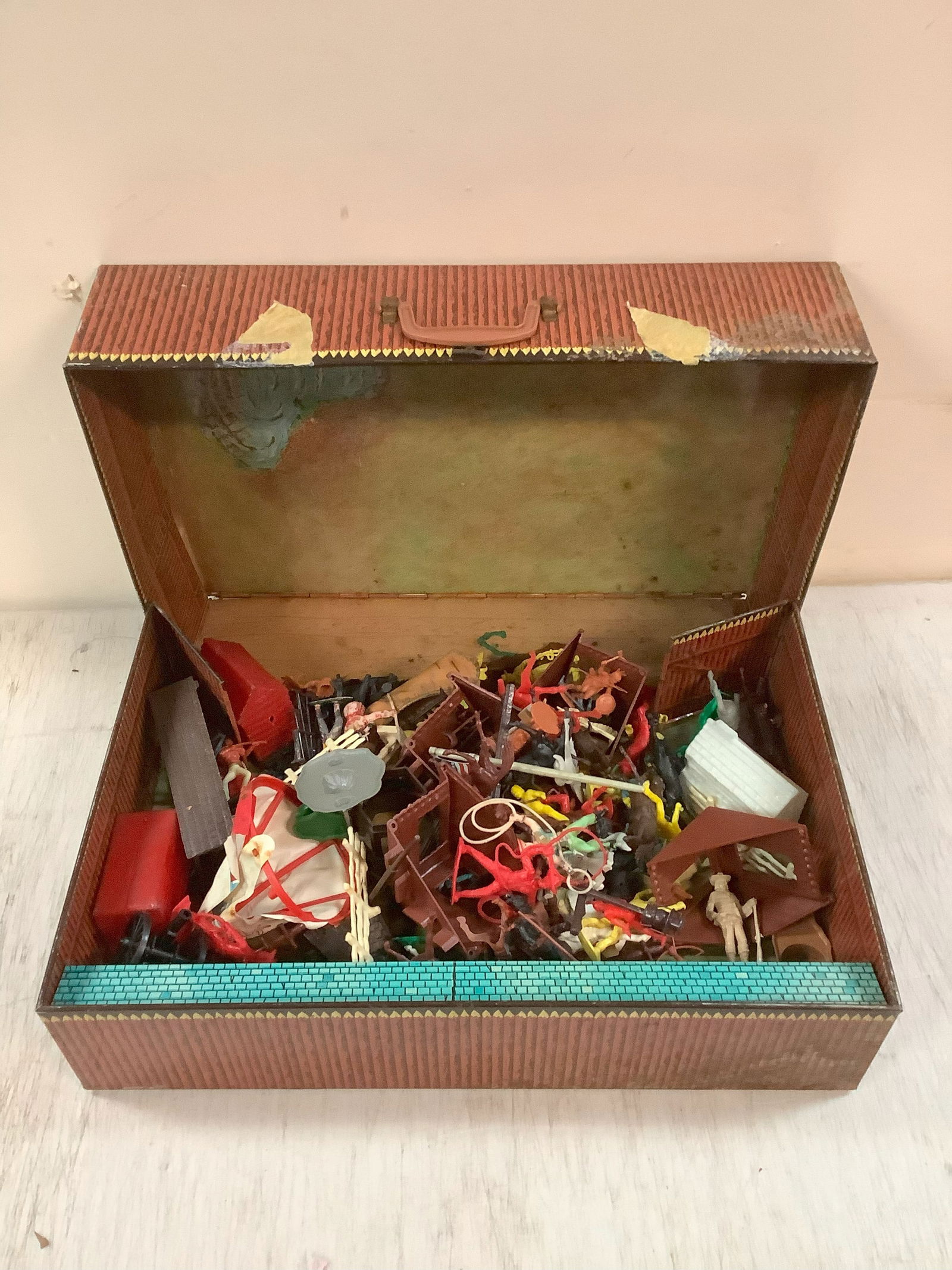 Fort Apache Carry All Action Play Set in Tin Case (1 of 1)