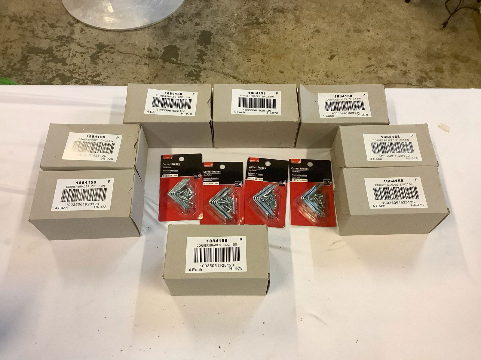 Lot of 1-1/2 zinc corner braces (1 of 1)