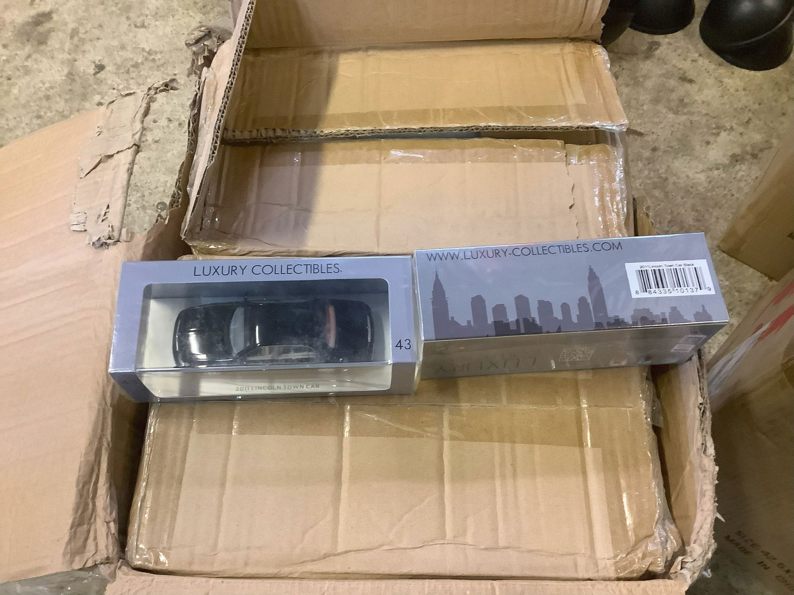 Case of 48 New Luxury Die-Cast  Collectibles Toy Model 2011 Lincoln Town Car (1 of 1)