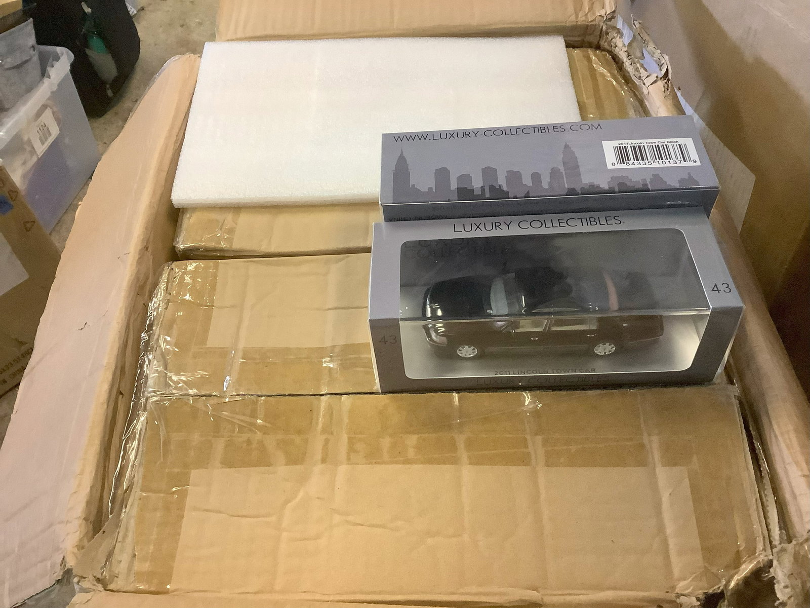 Case of 48 New Luxury Die-Cast Collectibles Toy Model 2011 Lincoln Town Car (1 of 1)