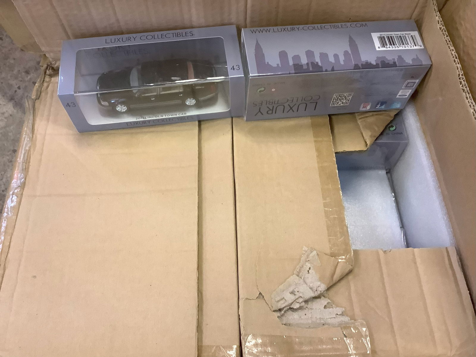 Case of 48 New Luxury Die-Cast 2011 Lincoln Town Car (1 of 1)