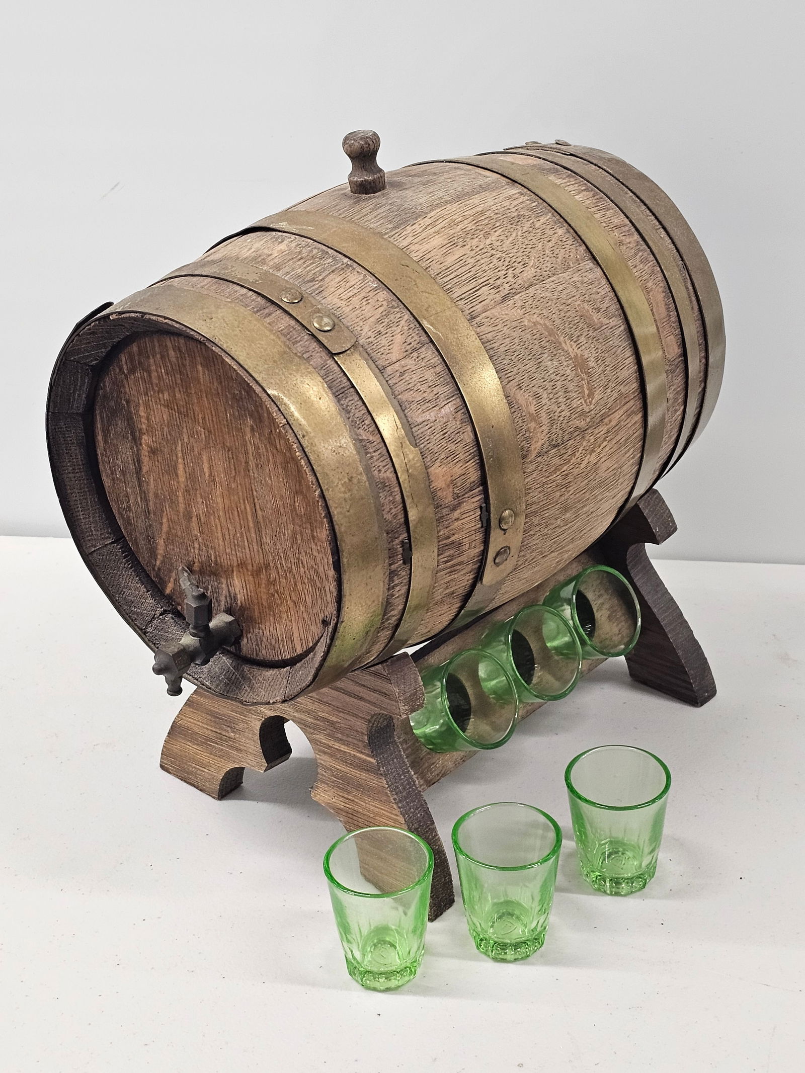 Vintage Whiskey Barrel Liquor Dispenser and Uranium Glass Shotglasses (1 of 1)