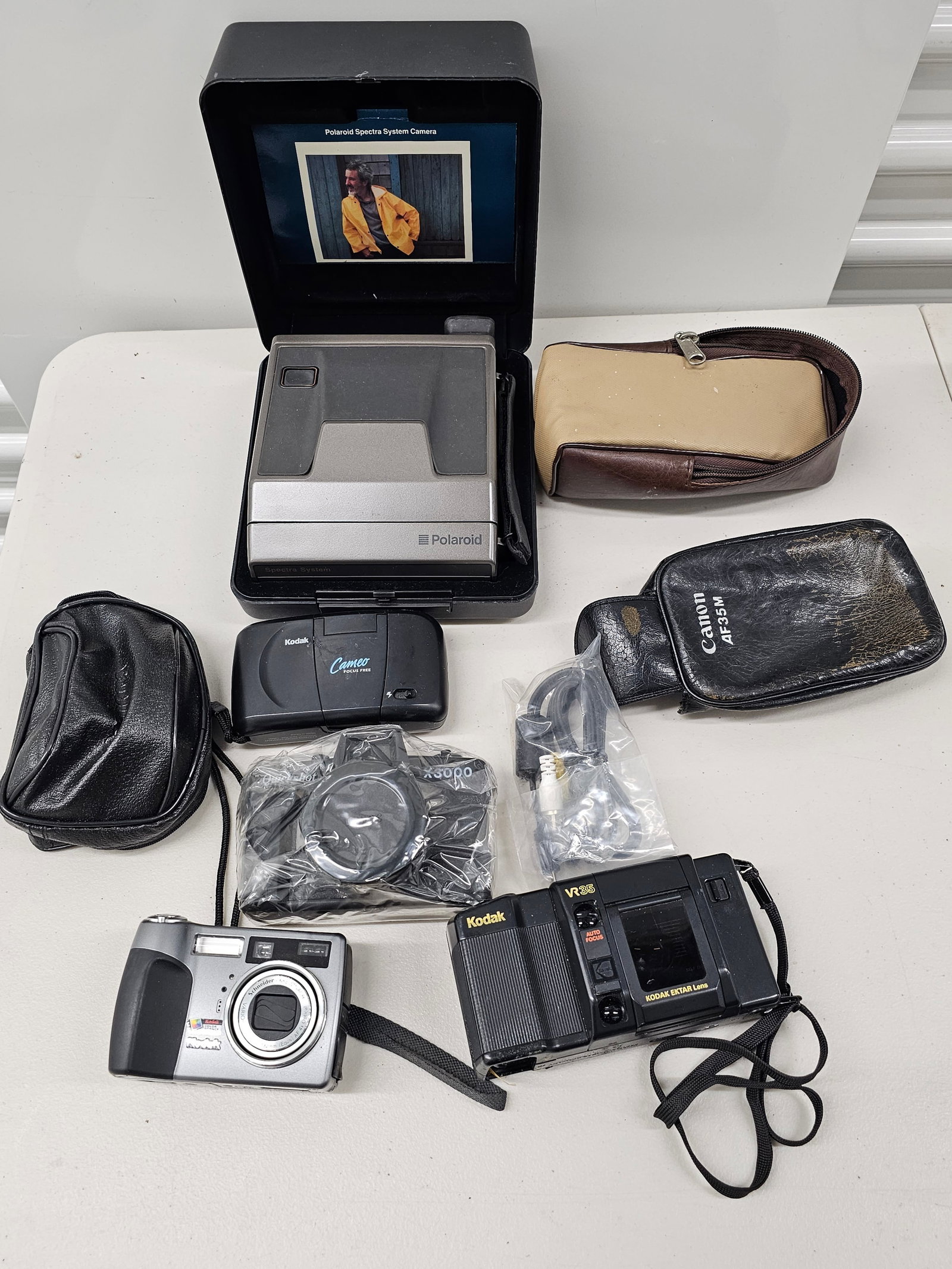 Vintage Cameras incl Polaroid and Cases: Vintage Cameras incl Polaroid and Cases