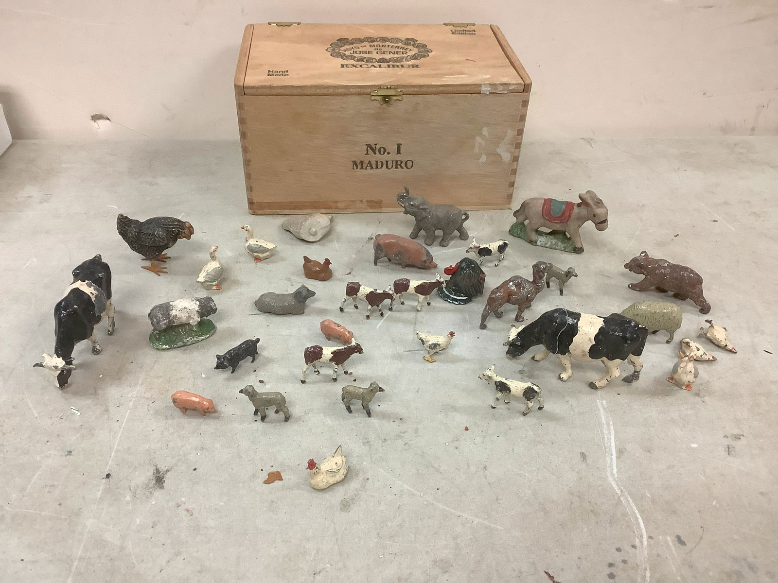 Hoyo de Monterrey de Jose Gener Excalibur Habd Made Wood Box with Assorted Mini Animal Figurines (1 of 1)