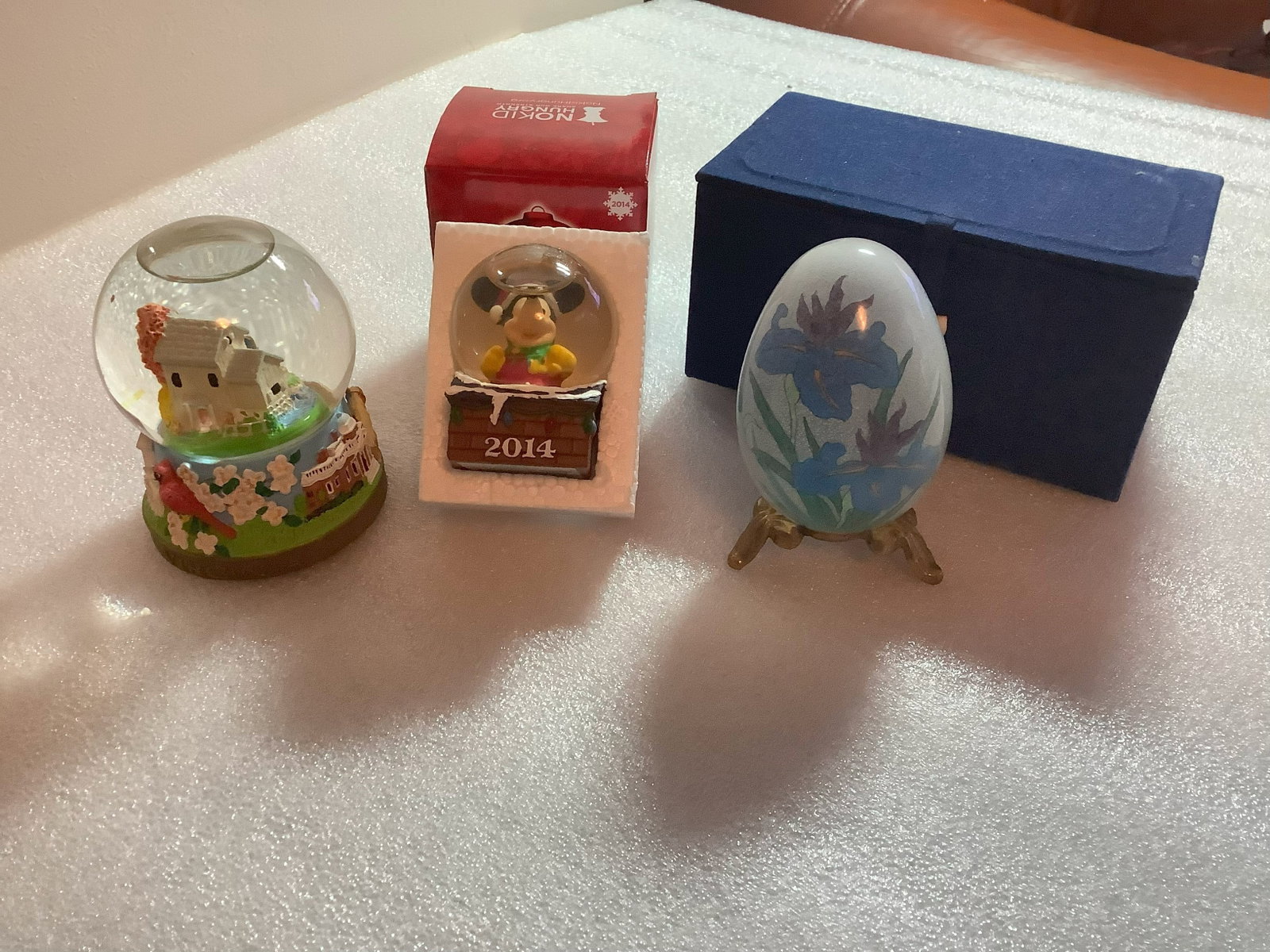 Lot of Snow Globes and Glass Egg tallest 4": Lot of Snow Globes and Glass Egg tallest 4"