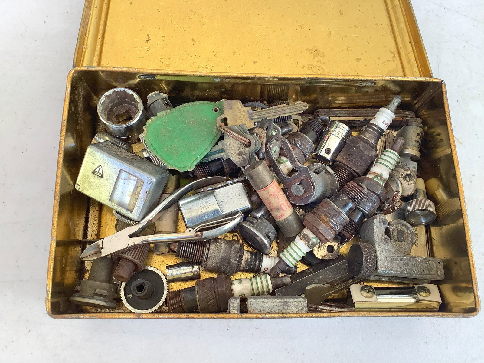 Les Sindics Rembrandt Van Run Box with Spark Plugs, etc.: Les Sindics Rembrandt Van Run Box with Spark Plugs, etc.