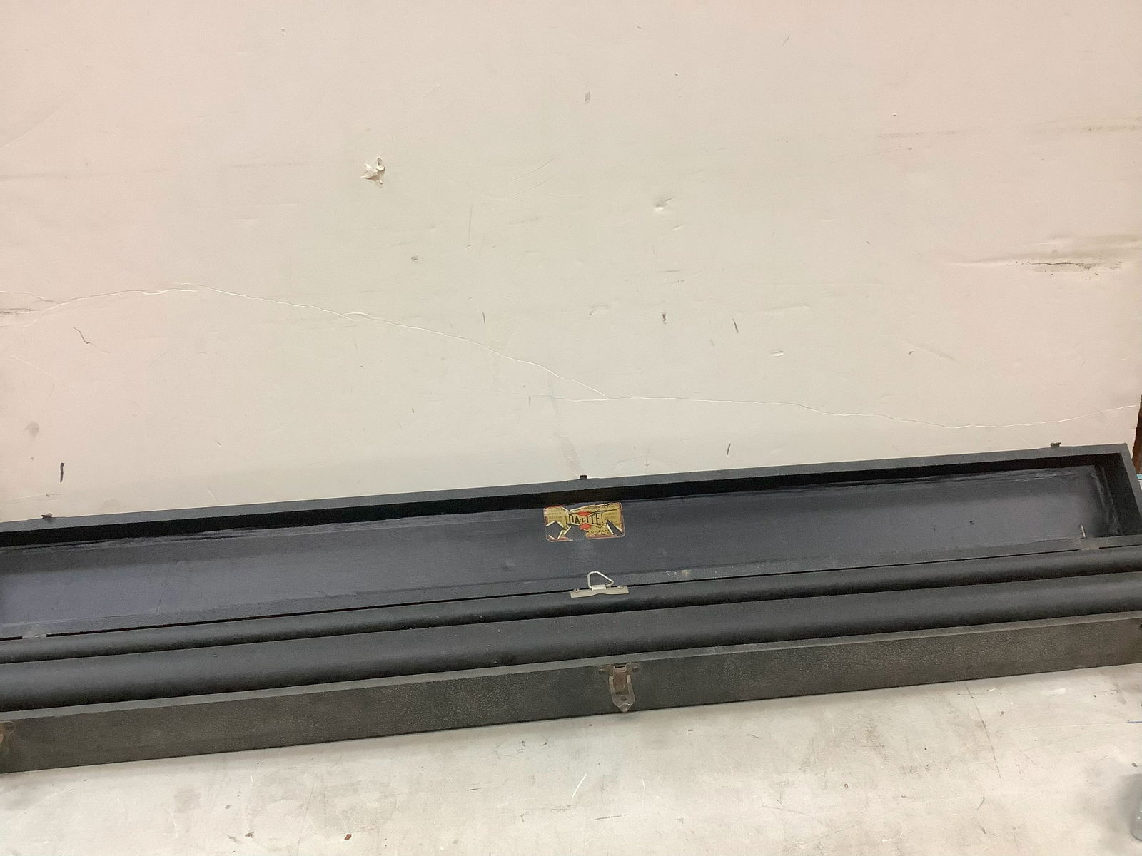 Vintage projector roll-out screen (1 of 1)