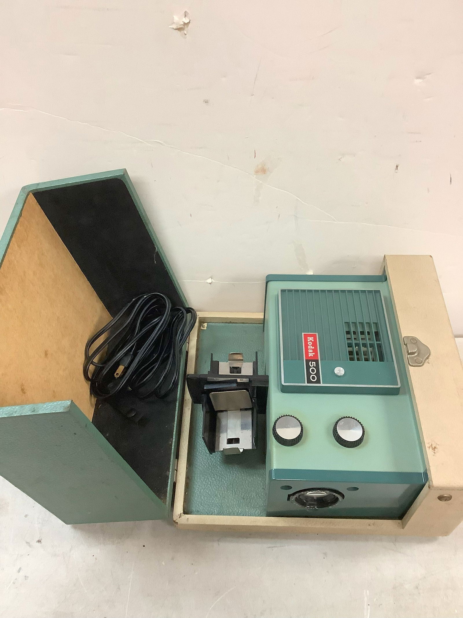 Vintage Kodak 500 projector (1 of 1)