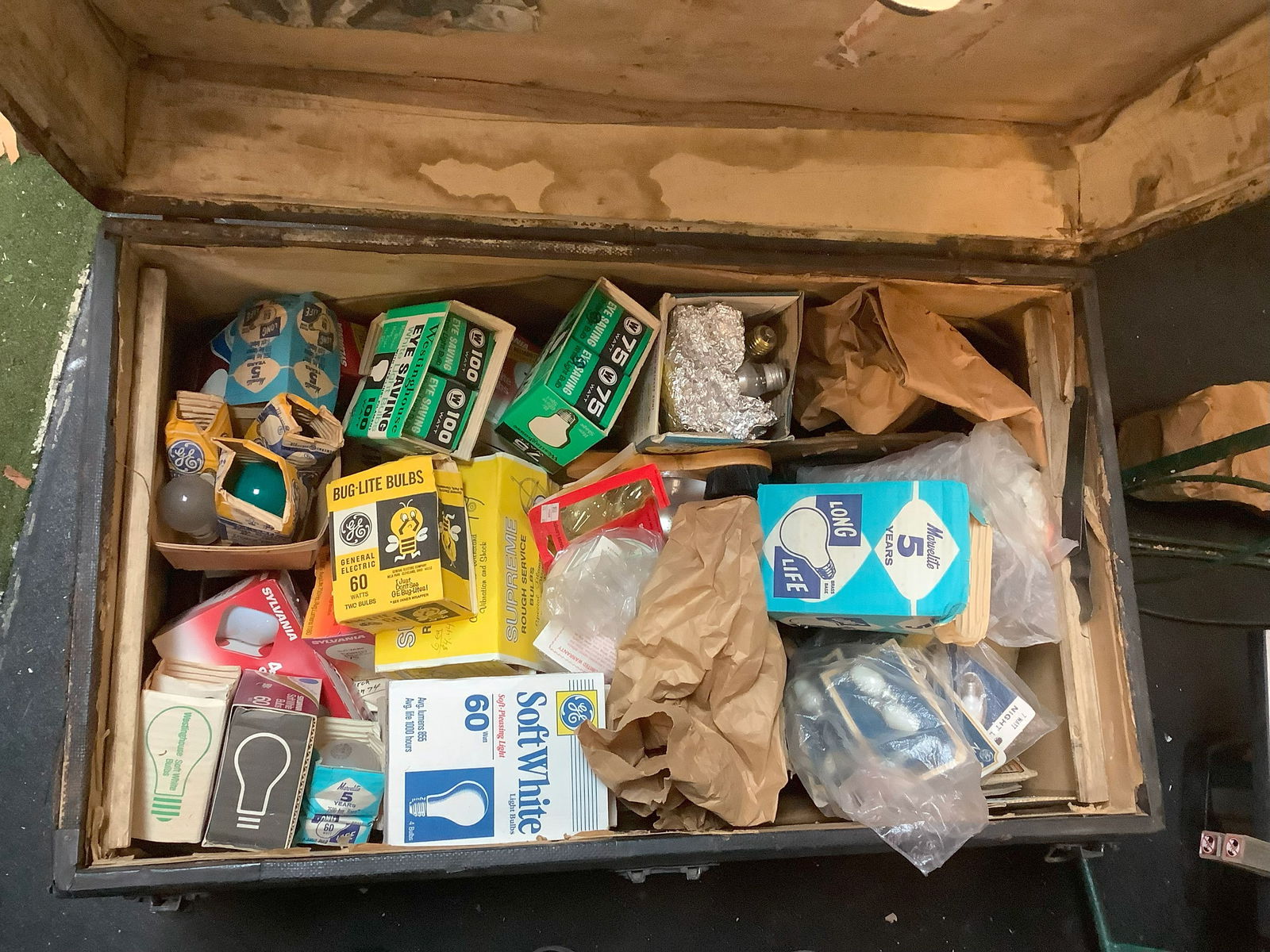 Trunk full of Various Light Bulbs all new (1 of 1)