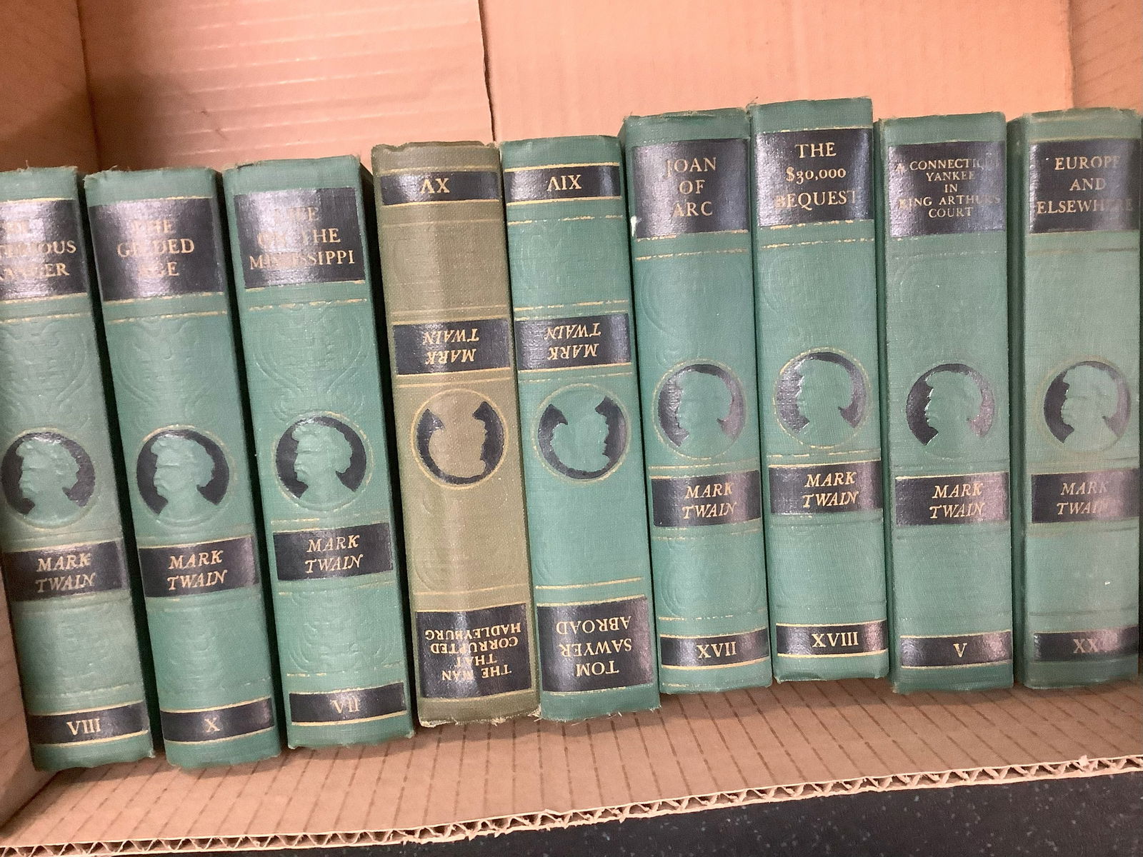 Lot of vintage Mark Twain books (1 of 1)