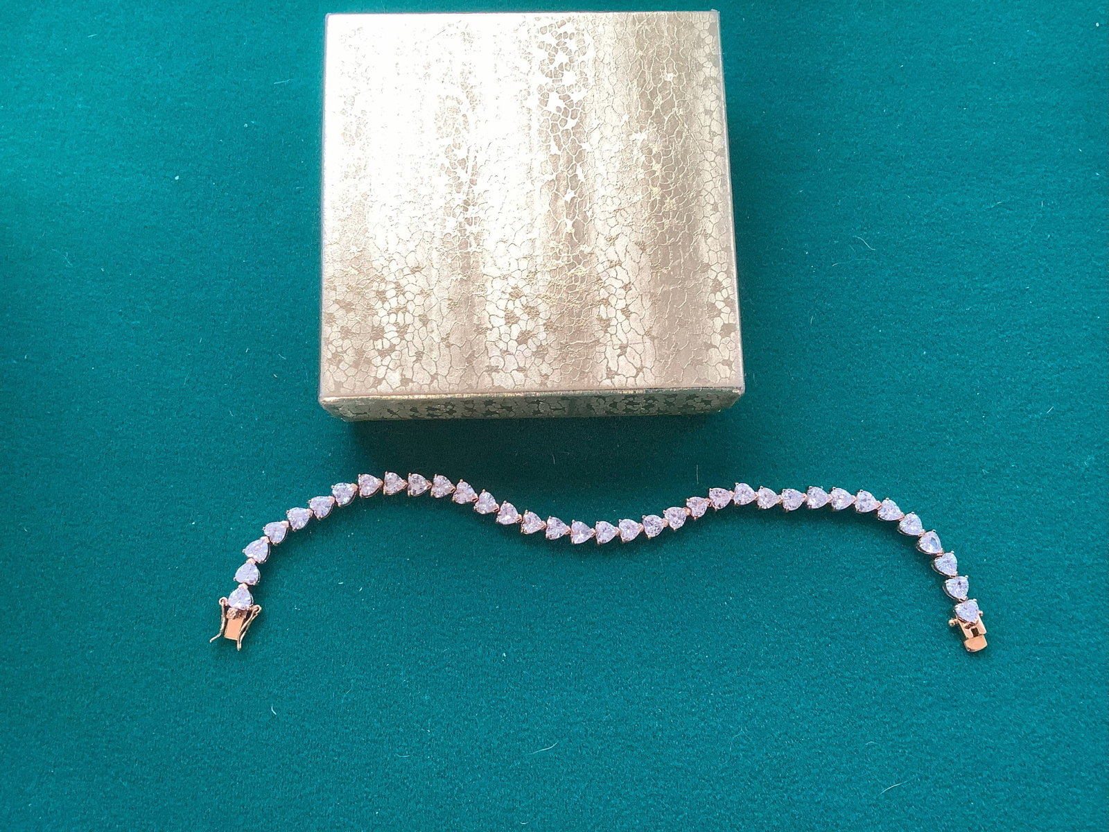 .925 Sterling Silver Lenox Hearts Bracelet: .925 Sterling Silver Lenox Hearts Bracelet