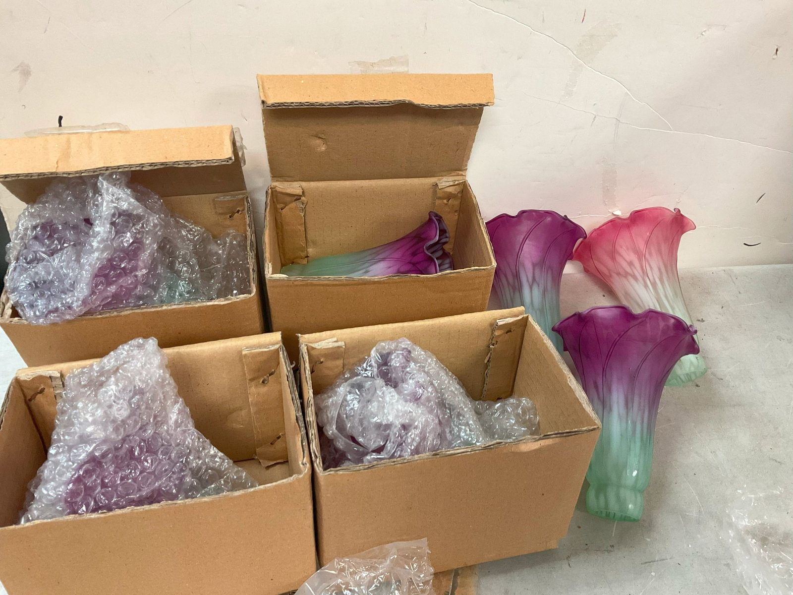 Lot of tulip glass lamp vases: Lot of tulip glass lamp vases