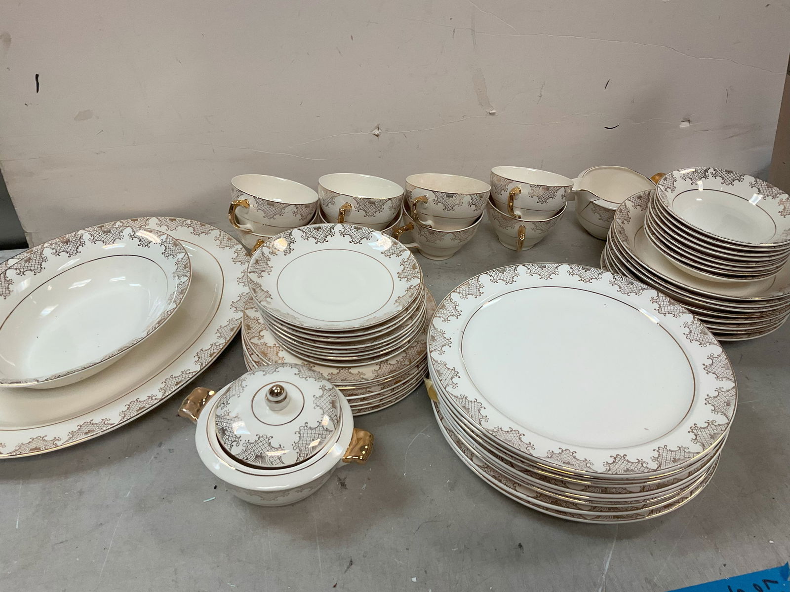 King quality hand painted 22k gold plates, cups, and more (serving set for at least 8) (1 of 1)
