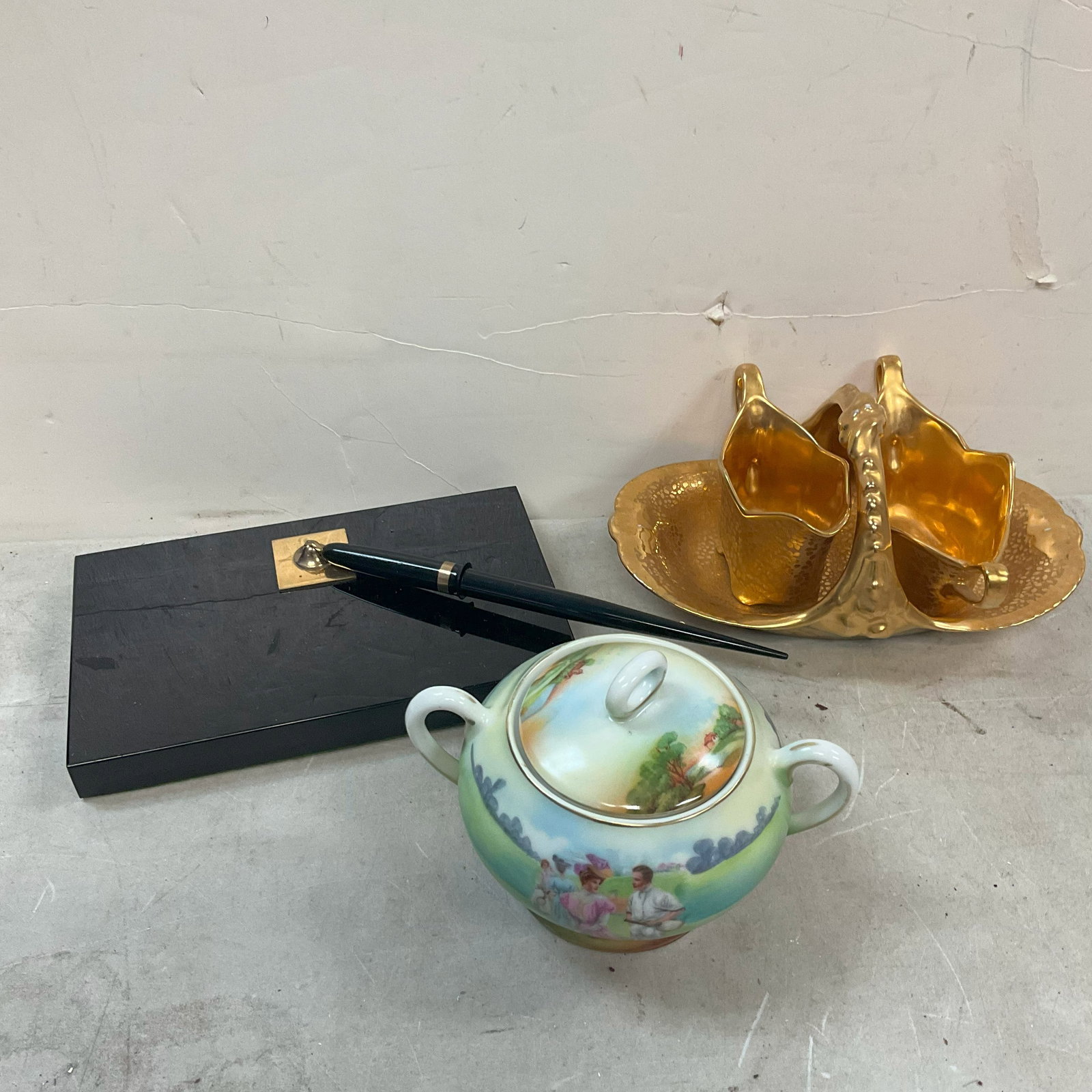 Lot of pen and pen holder, various cups and tray: Lot of pen and pen holder, various cups and tray