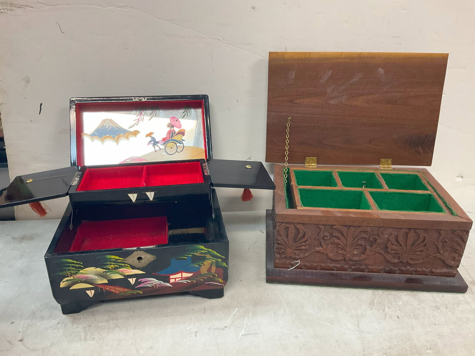 Lot of jewelry boxes: Lot of jewelry boxes