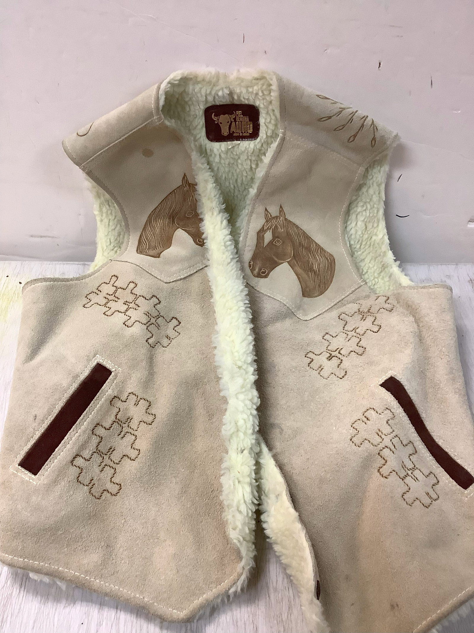 Pielgenuina Auro vest: Pielgenuina Auro vest