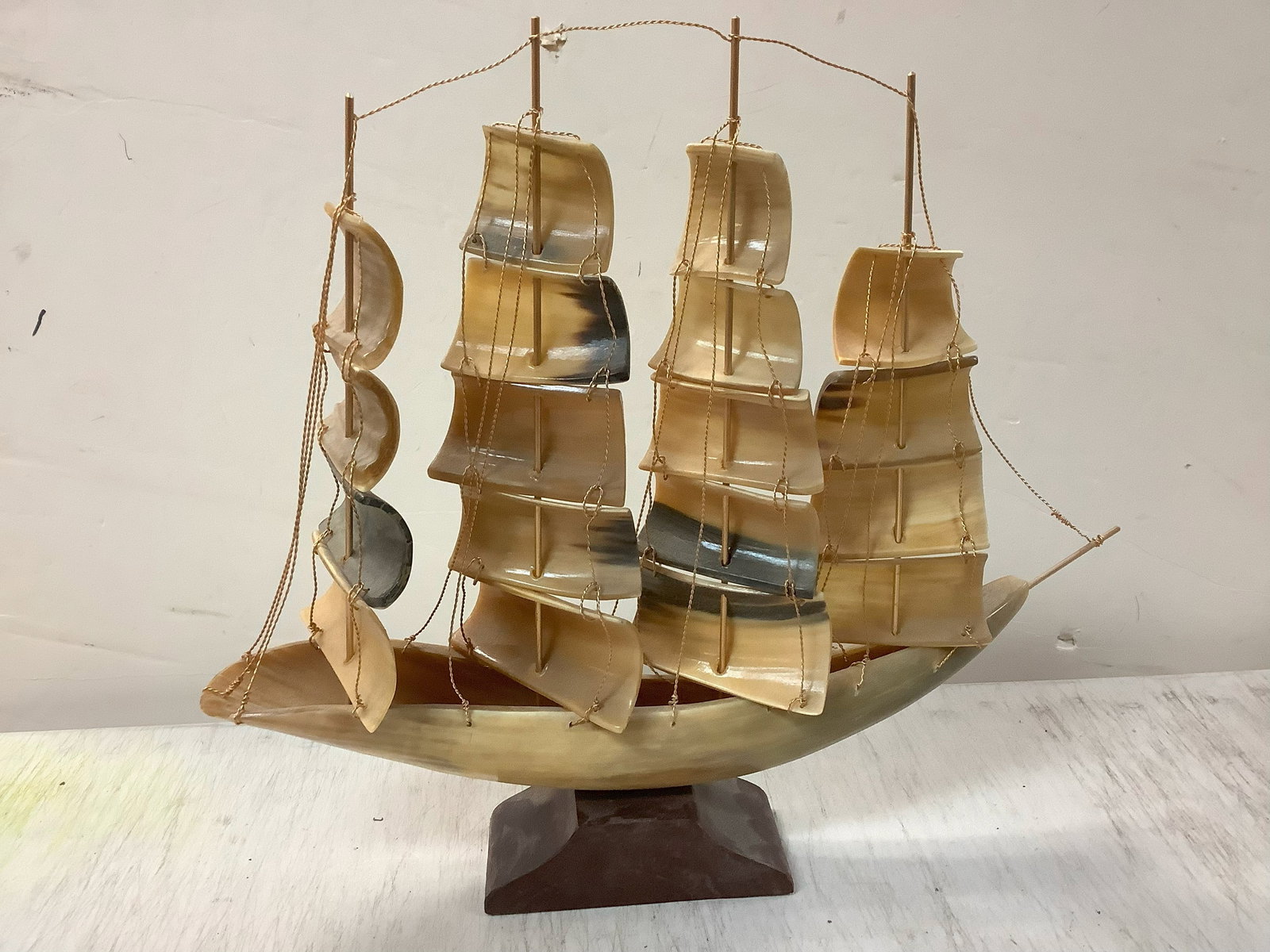 Guaranteed Real horn Boat design (about 17 inches tall): Guaranteed Real horn Boat design (about 17 inches tall)
