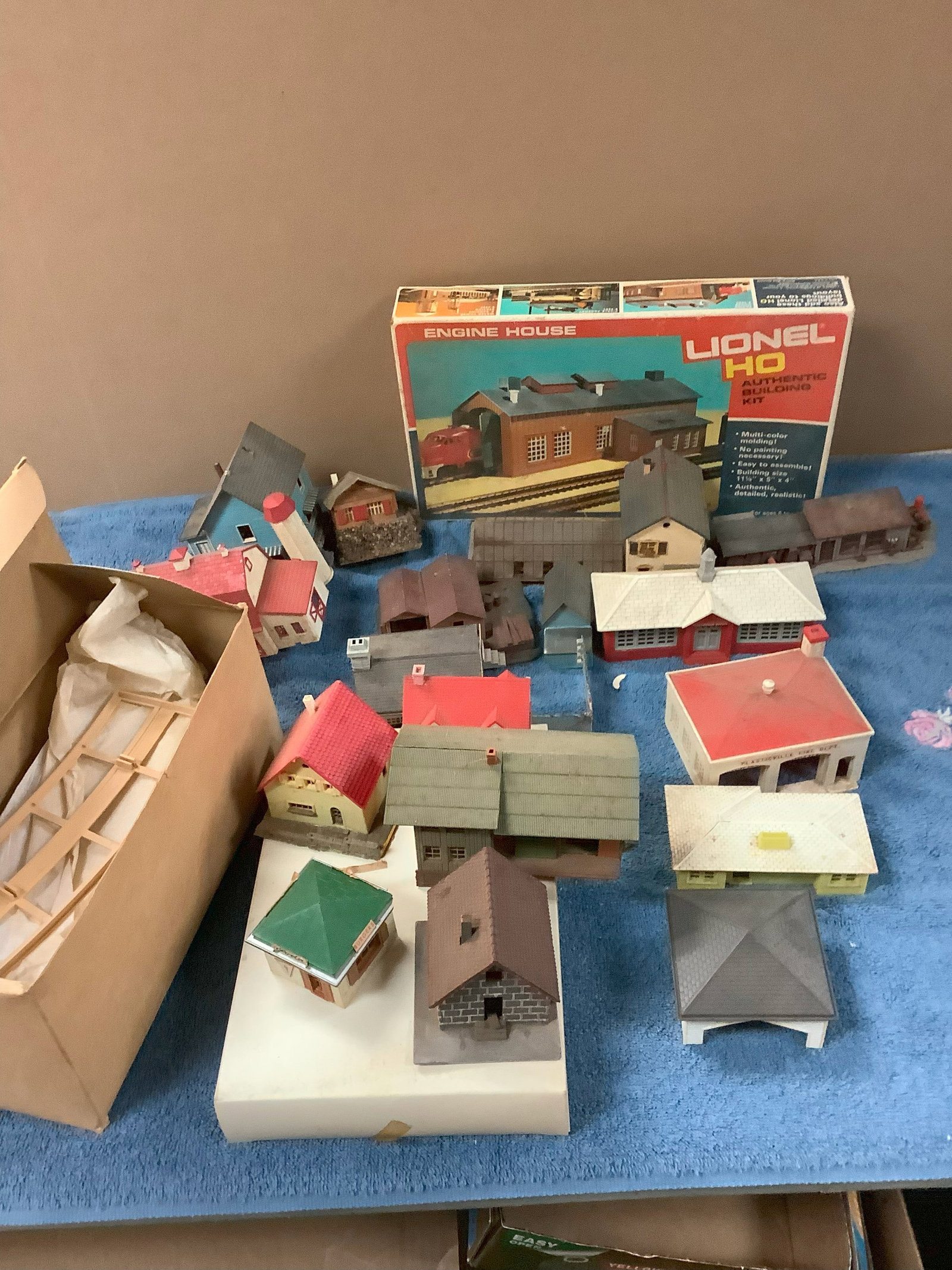 Lot of Plastic Houses/ Buildings and Lionel HO Authentic Building Kit: Lot of Plastic Houses/ Buildings and Lionel HO Authentic Building Kit