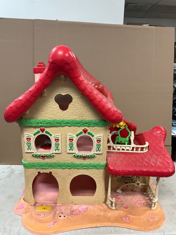 Vintage Strawberry Shortcake's Berry Happy Home 26.5" (1 of 1)