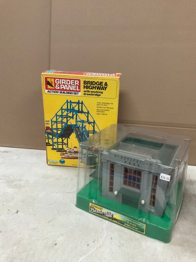 Bachmann Plasticville O scale and Girder & Panel Action Building Set (1 of 1)