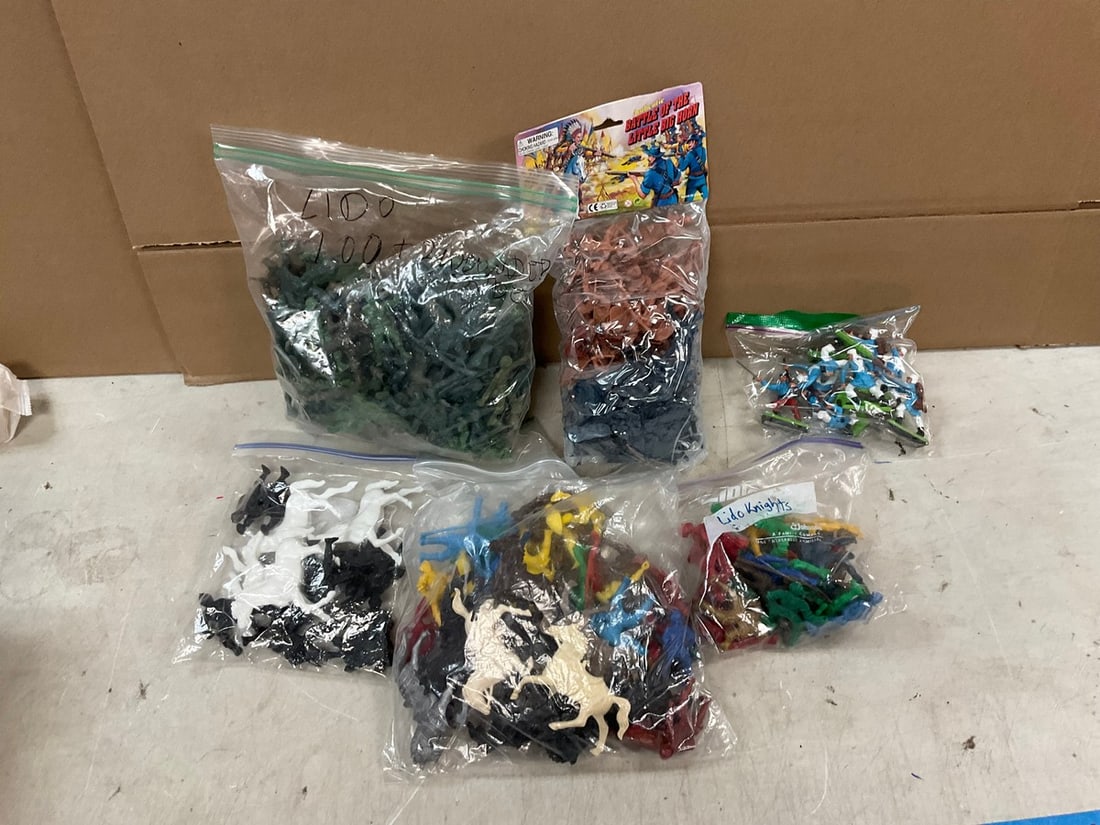 Large Lot of Plastic Toy Soldiers, Cowboys and Indians, Horses etc.: Large Lot of Plastic Toy Soldiers, Cowboys and Indians, Horses etc.
