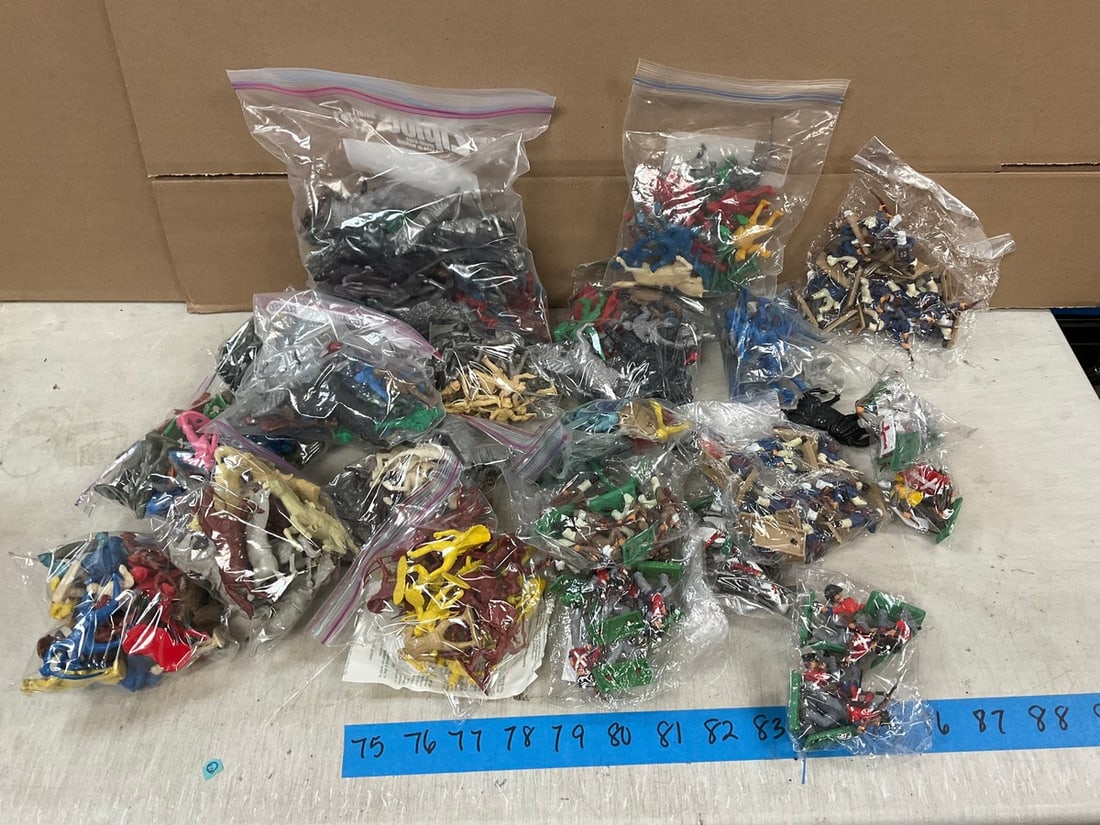 Large Lot of Plastic Toy Soldiers, Cowboys and Indians, Horses etc.: Large Lot of Plastic Toy Soldiers, Cowboys and Indians, Horses etc.