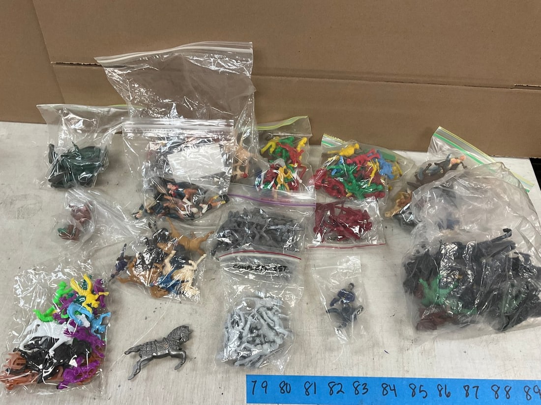 Large Lot of Plastic Toy Soldiers, Cowboys and Indians, Horses etc.: Large Lot of Plastic Toy Soldiers, Cowboys and Indians, Horses etc.