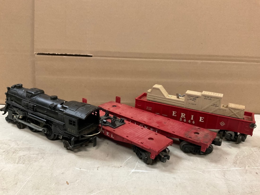 Lot of Lionel gauge train 8142 and train cars: Lot of Lionel gauge train 8142 and train cars