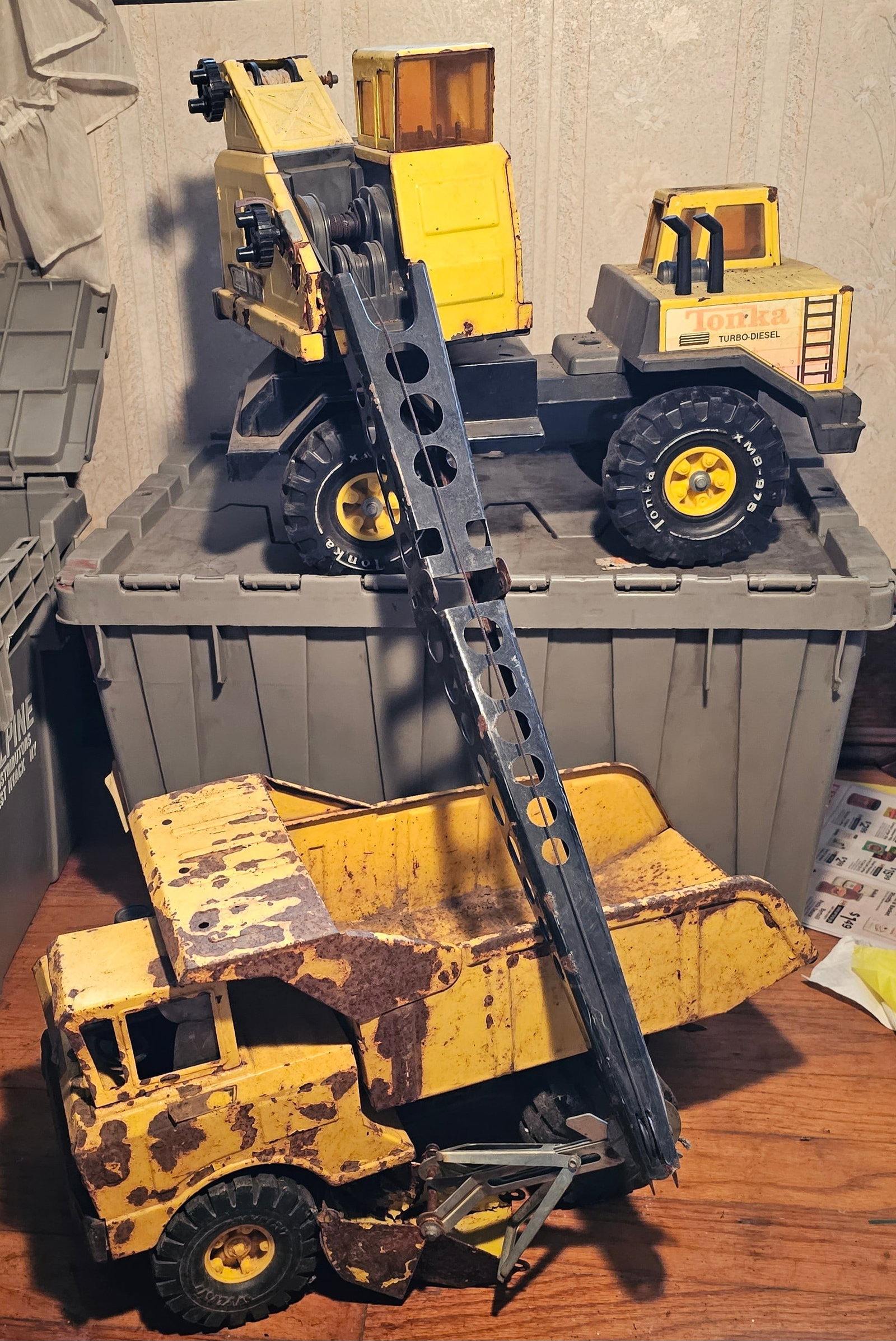 Vintage Metal Tonka Crane and DUmp Truck: Vintage Metal Tonka Crane and DUmp Truck