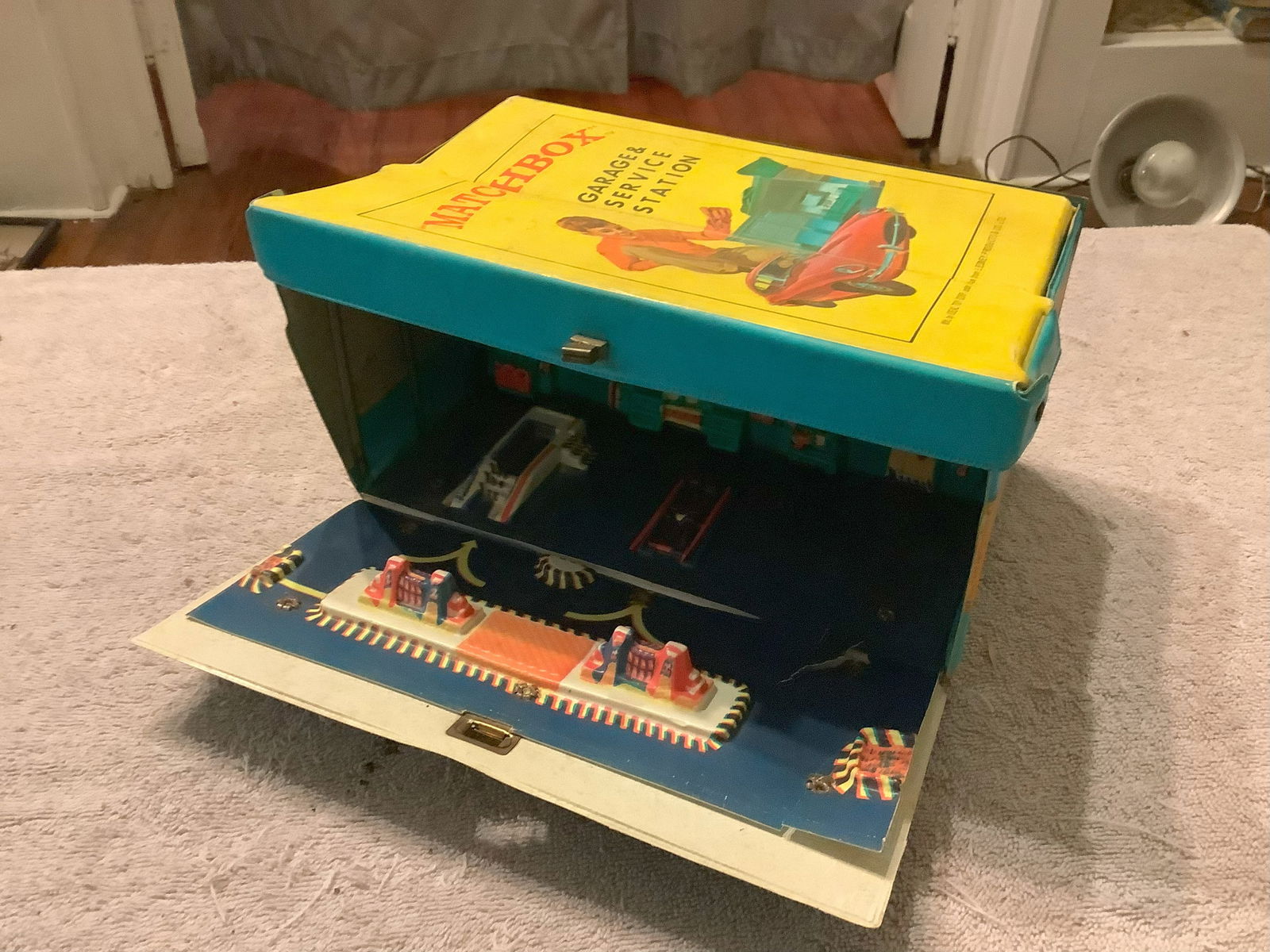 Vintage Matchbox  Garage Service Station Carrying Case (1 of 1)