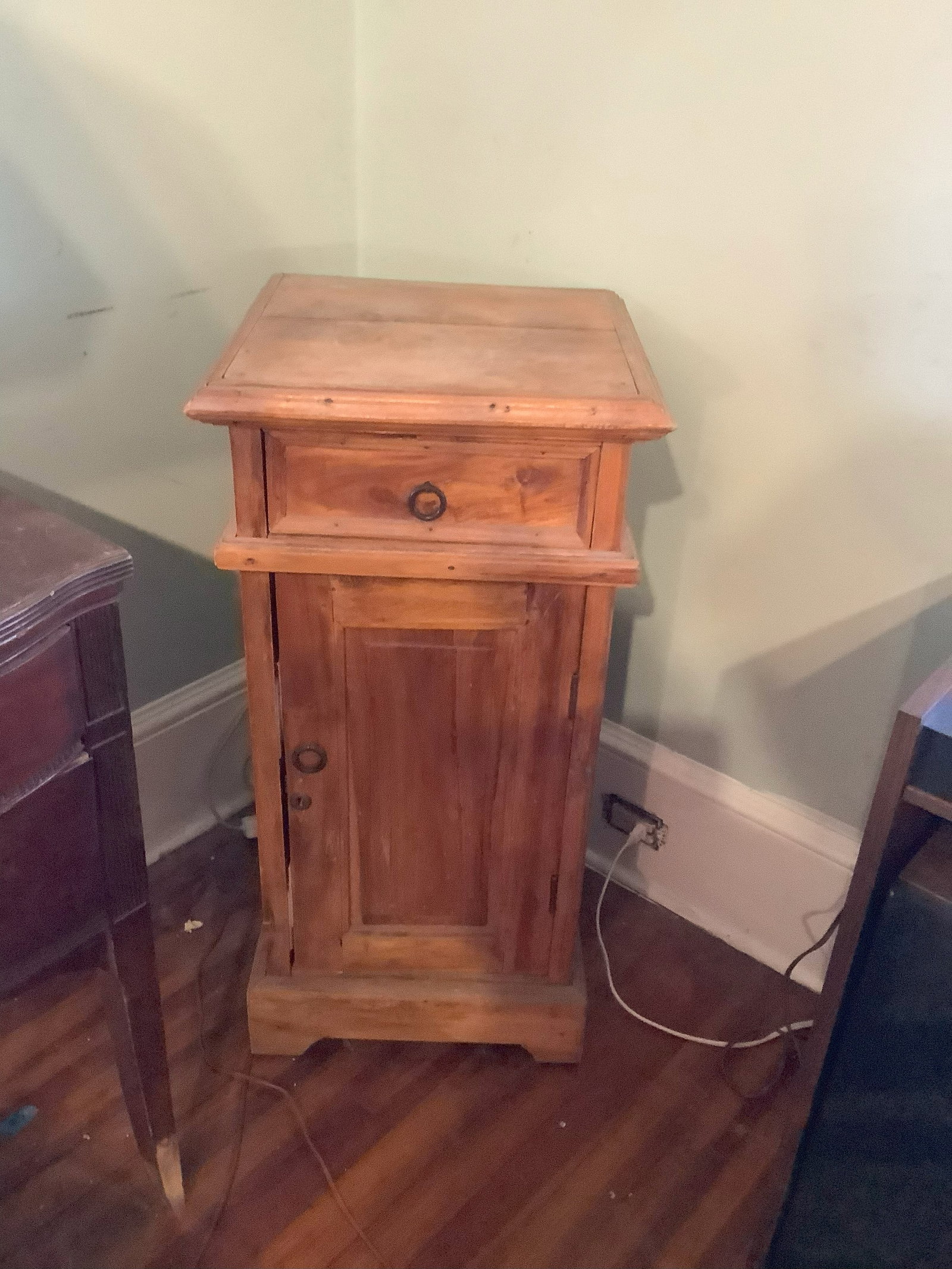 Wood End Table: Wood End Table