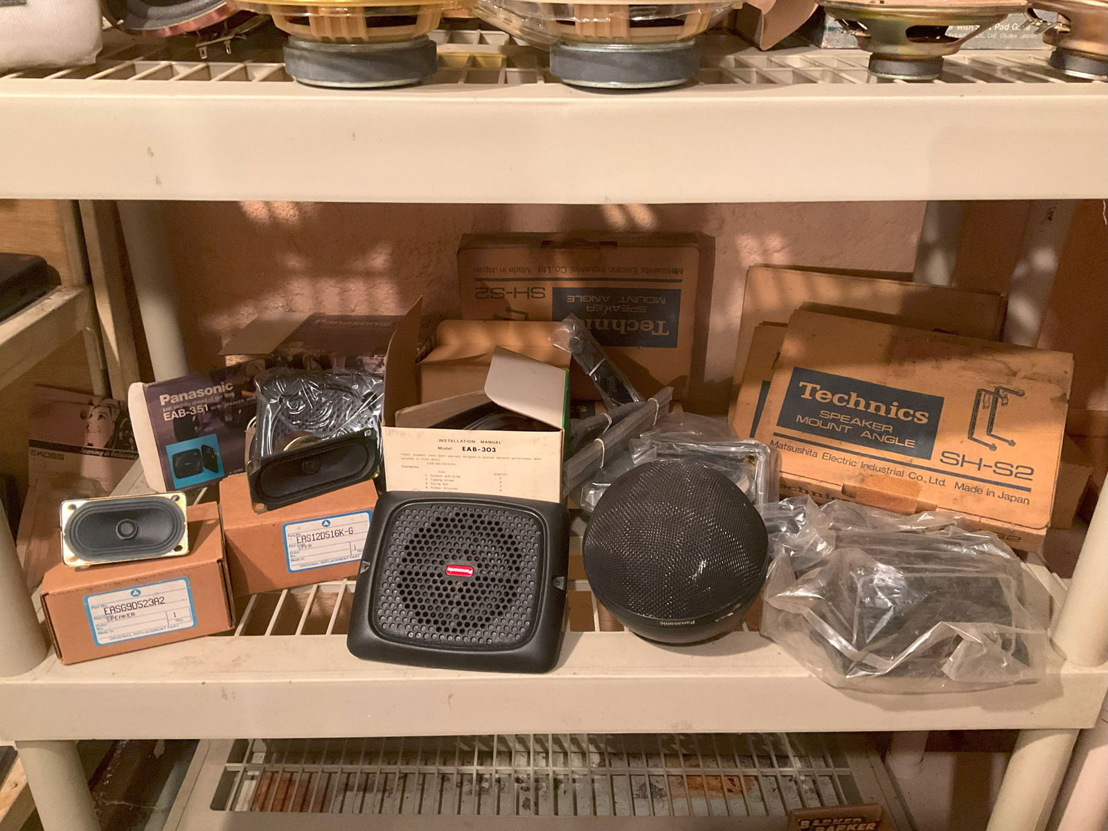 Vintage Samsonite Case, Delft Bell, Various Chess Pieces, Chargers (1 of 1)